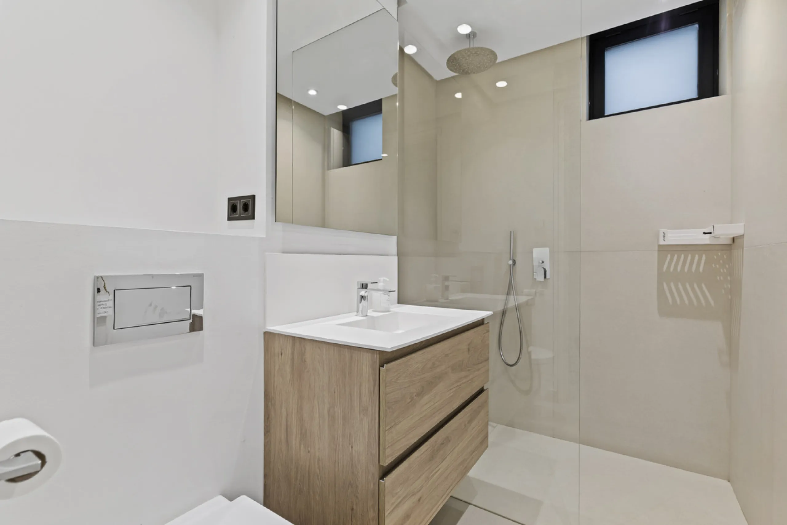 Experience the perfect blend of contemporary design and beachside living in this stunning modern villa in San Pedro de Alcántara. Bathed in natural light, the home features sleek, open-plan living with a spacious kitchen and dining area, an office, and a 
