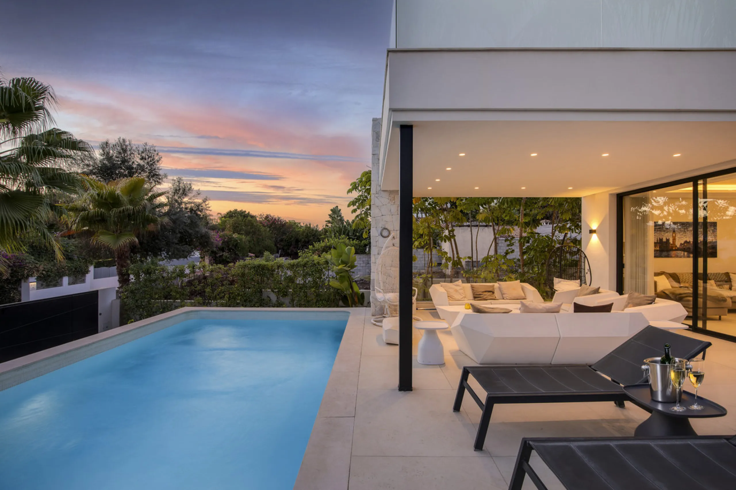 Experience the perfect blend of contemporary design and beachside living in this stunning modern villa in San Pedro de Alcántara. Bathed in natural light, the home features sleek, open-plan living with a spacious kitchen and dining area, an office, and a 