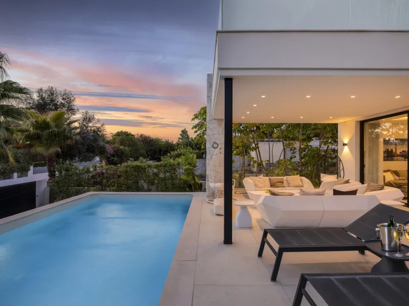 Experience the perfect blend of contemporary design and beachside living in this stunning modern villa in San Pedro de Alcántara. Bathed in natural light, the home features sleek, open-plan living with a spacious kitchen and dining area, an office, and a 