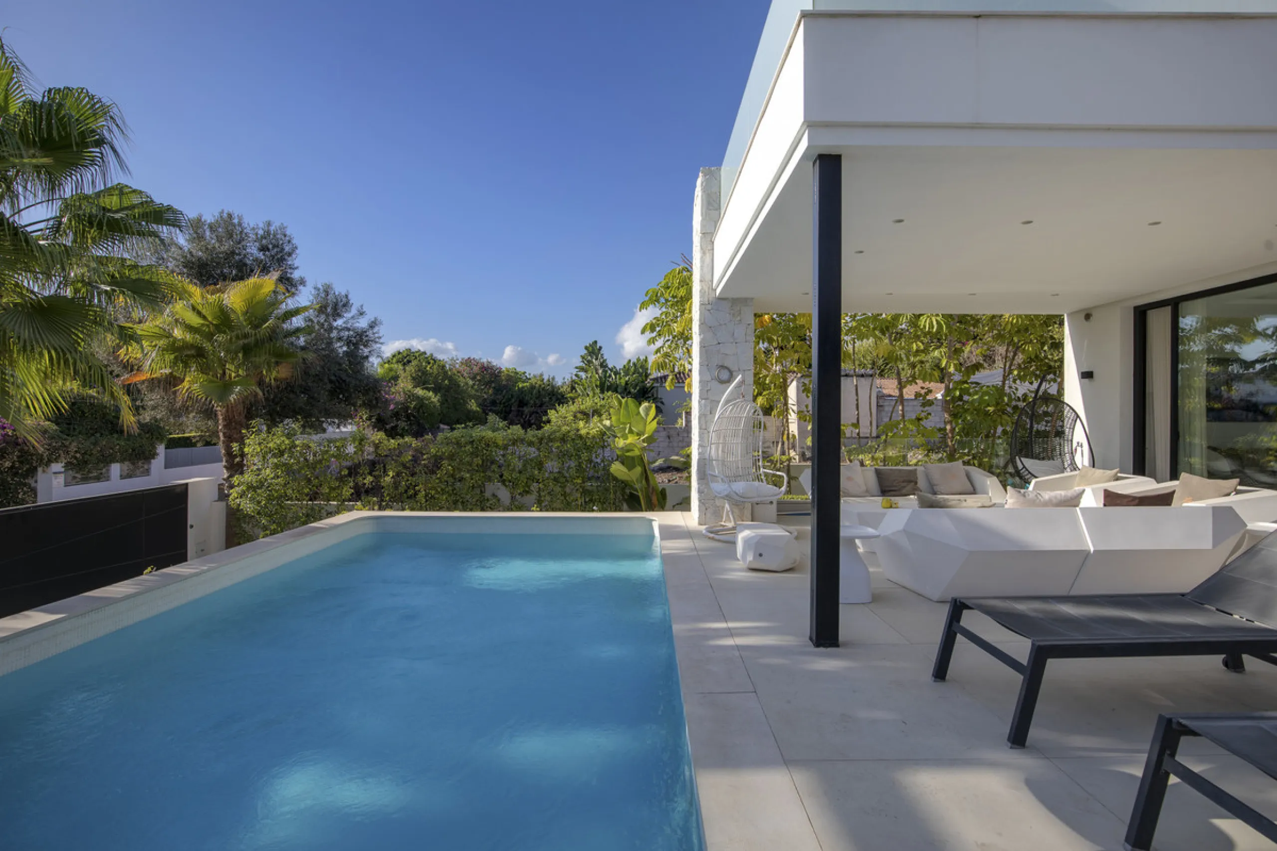 Experience the perfect blend of contemporary design and beachside living in this stunning modern villa in San Pedro de Alcántara. Bathed in natural light, the home features sleek, open-plan living with a spacious kitchen and dining area, an office, and a 
