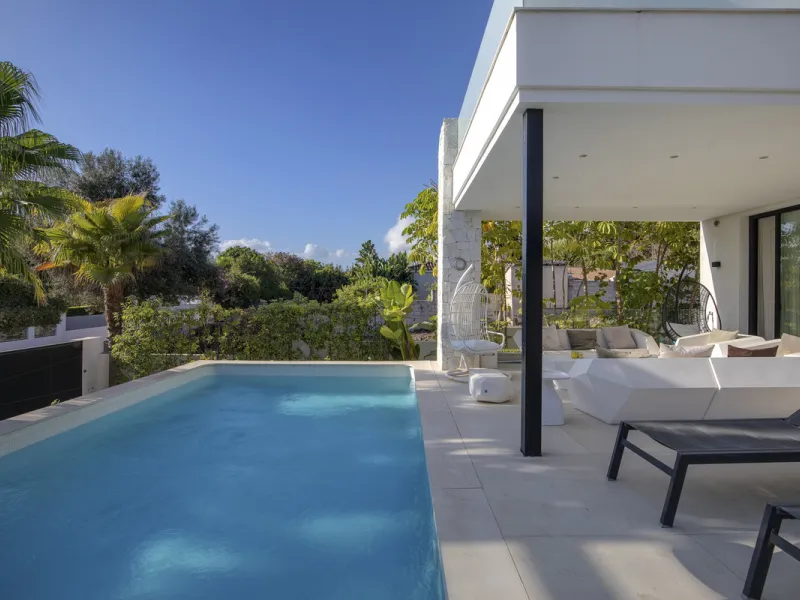 Experience the perfect blend of contemporary design and beachside living in this stunning modern villa in San Pedro de Alcántara. Bathed in natural light, the home features sleek, open-plan living with a spacious kitchen and dining area, an office, and a 
