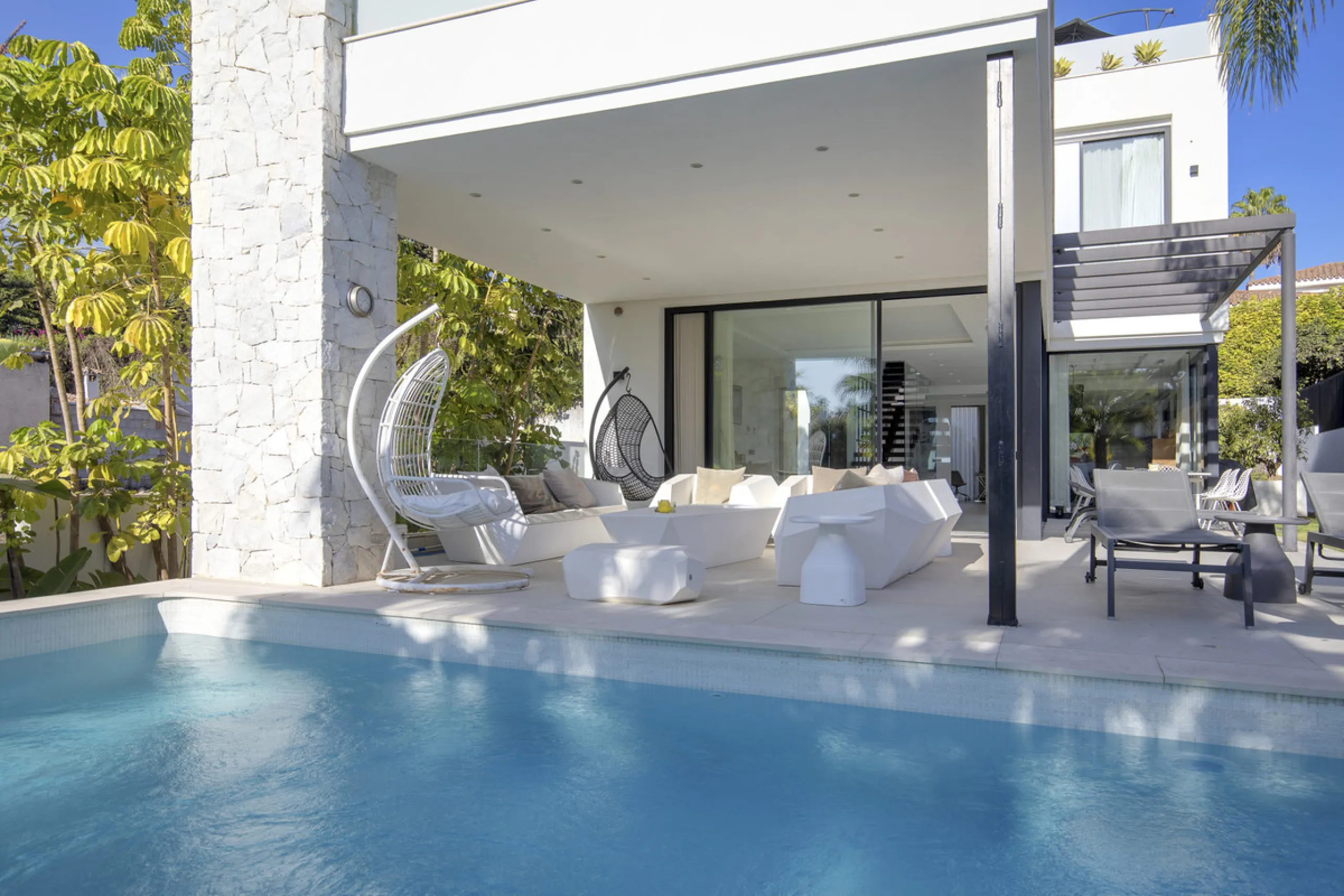 Experience the perfect blend of contemporary design and beachside living in this stunning modern villa in San Pedro de Alcántara. Bathed in natural light, the home features sleek, open-plan living with a spacious kitchen and dining area, an office, and a 