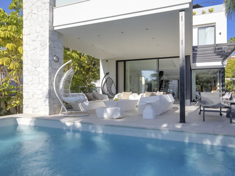 Experience the perfect blend of contemporary design and beachside living in this stunning modern villa in San Pedro de Alcántara. Bathed in natural light, the home features sleek, open-plan living with a spacious kitchen and dining area, an office, and a 