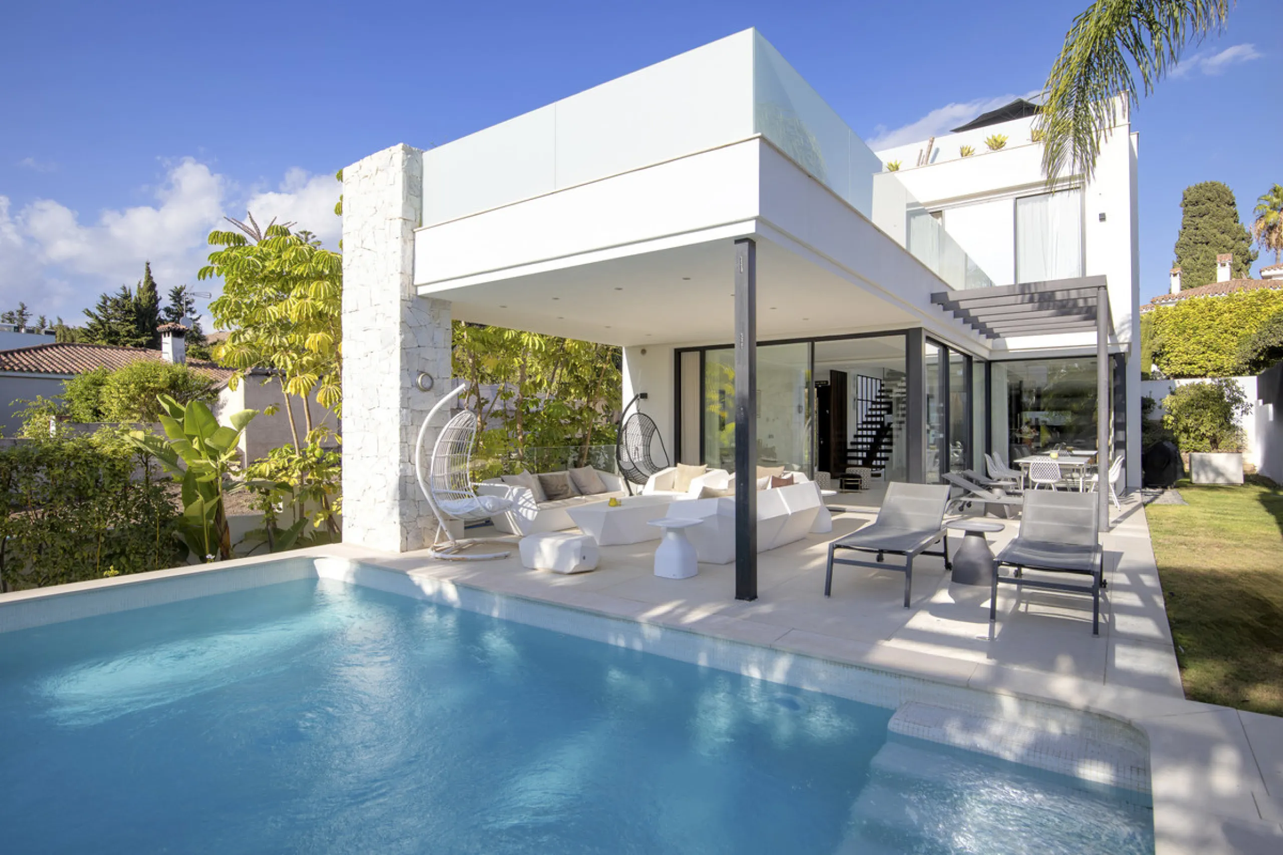 Experience the perfect blend of contemporary design and beachside living in this stunning modern villa in San Pedro de Alcántara. Bathed in natural light, the home features sleek, open-plan living with a spacious kitchen and dining area, an office, and a 