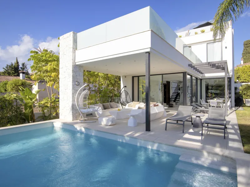 Experience the perfect blend of contemporary design and beachside living in this stunning modern villa in San Pedro de Alcántara. Bathed in natural light, the home features sleek, open-plan living with a spacious kitchen and dining area, an office, and a 