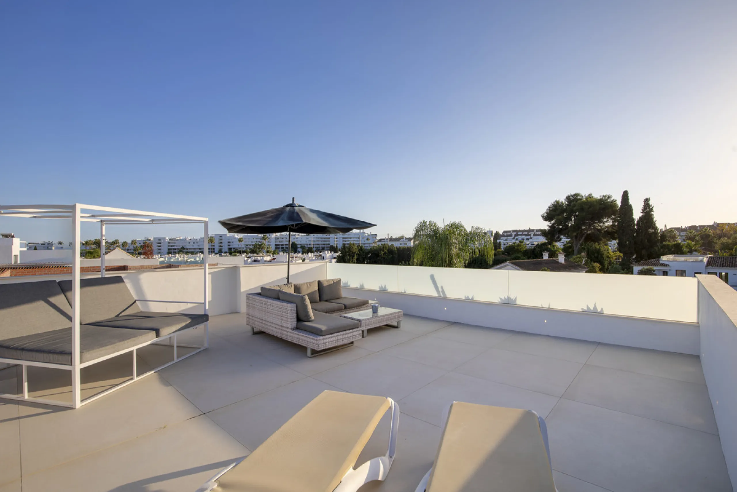 Experience the perfect blend of contemporary design and beachside living in this stunning modern villa in San Pedro de Alcántara. Bathed in natural light, the home features sleek, open-plan living with a spacious kitchen and dining area, an office, and a 
