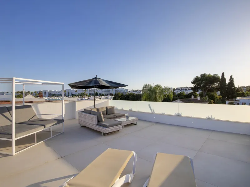 Experience the perfect blend of contemporary design and beachside living in this stunning modern villa in San Pedro de Alcántara. Bathed in natural light, the home features sleek, open-plan living with a spacious kitchen and dining area, an office, and a 