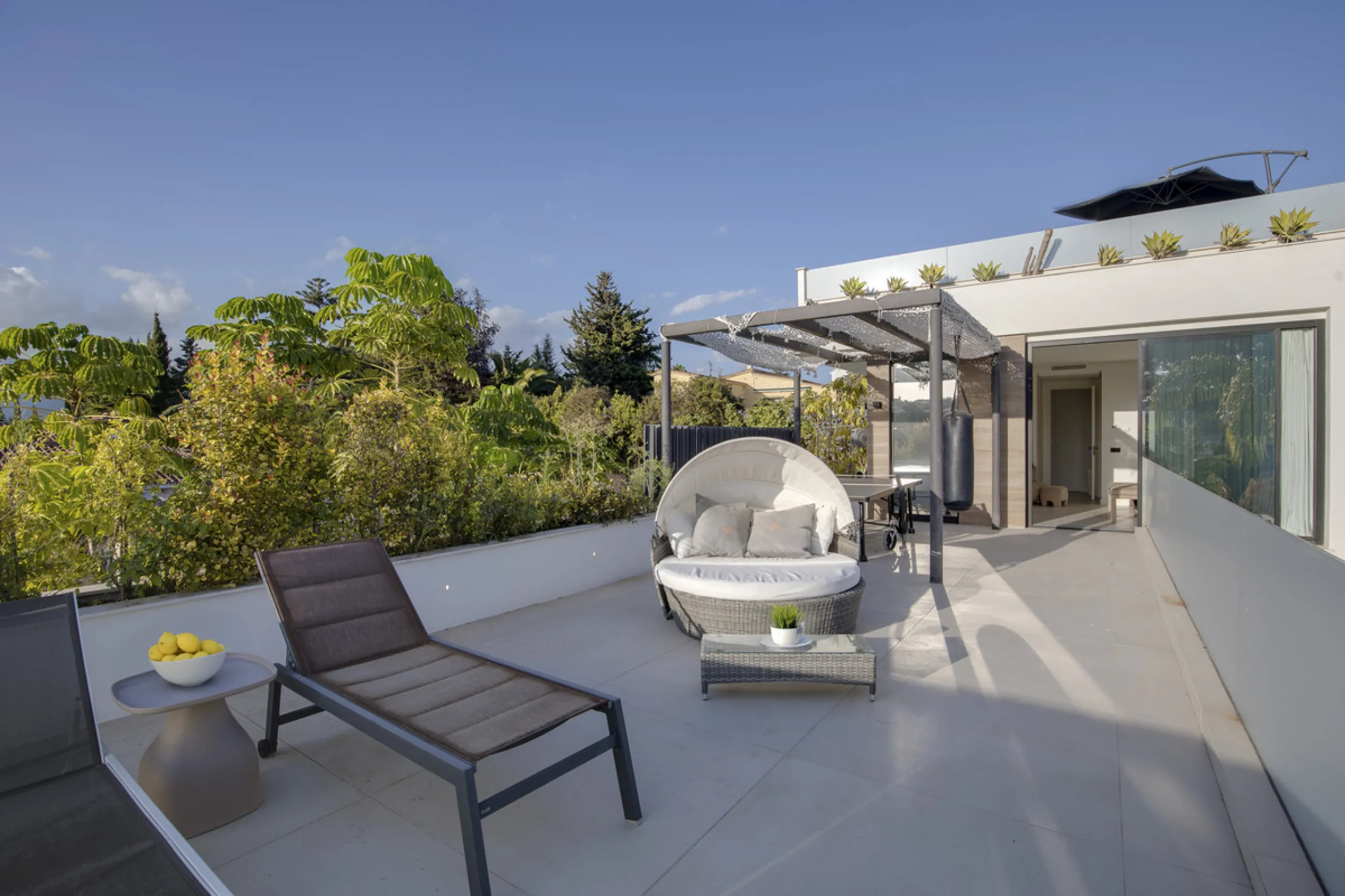 Experience the perfect blend of contemporary design and beachside living in this stunning modern villa in San Pedro de Alcántara. Bathed in natural light, the home features sleek, open-plan living with a spacious kitchen and dining area, an office, and a 