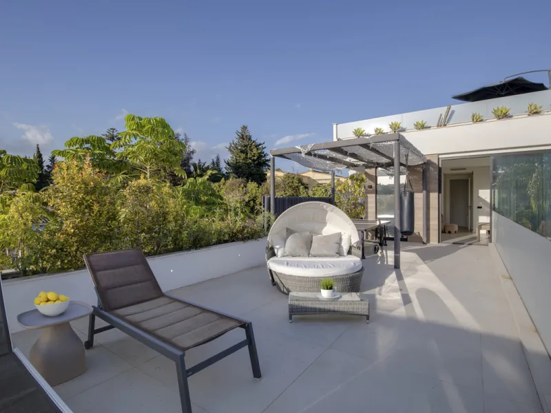 Experience the perfect blend of contemporary design and beachside living in this stunning modern villa in San Pedro de Alcántara. Bathed in natural light, the home features sleek, open-plan living with a spacious kitchen and dining area, an office, and a 