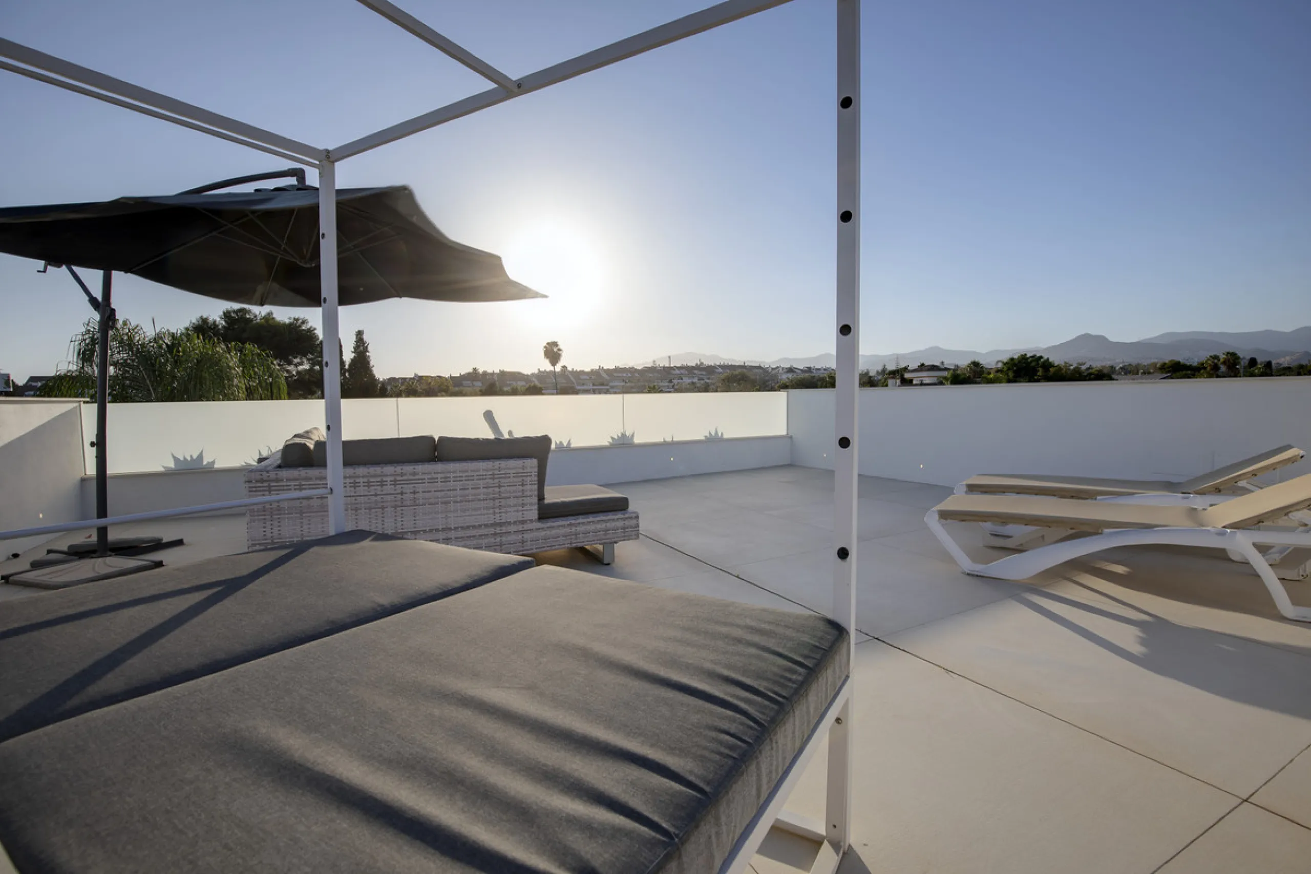 Experience the perfect blend of contemporary design and beachside living in this stunning modern villa in San Pedro de Alcántara. Bathed in natural light, the home features sleek, open-plan living with a spacious kitchen and dining area, an office, and a 