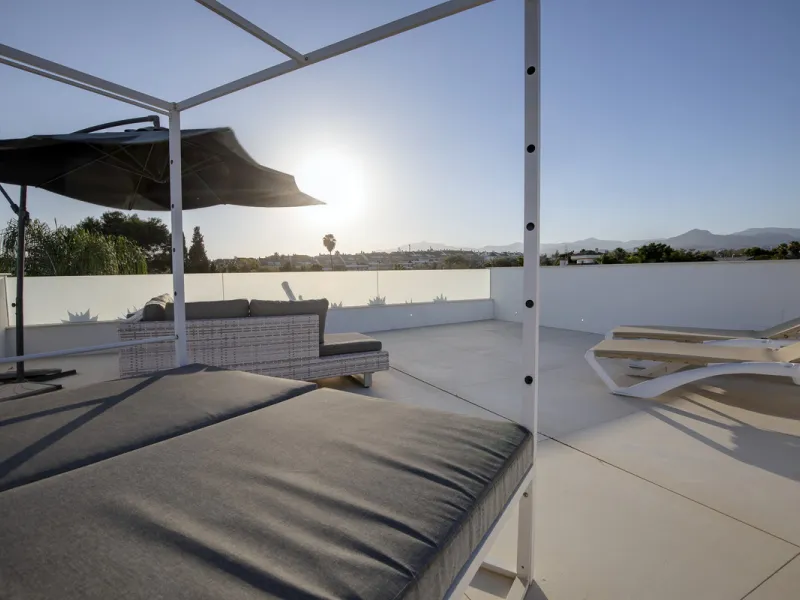 Experience the perfect blend of contemporary design and beachside living in this stunning modern villa in San Pedro de Alcántara. Bathed in natural light, the home features sleek, open-plan living with a spacious kitchen and dining area, an office, and a 