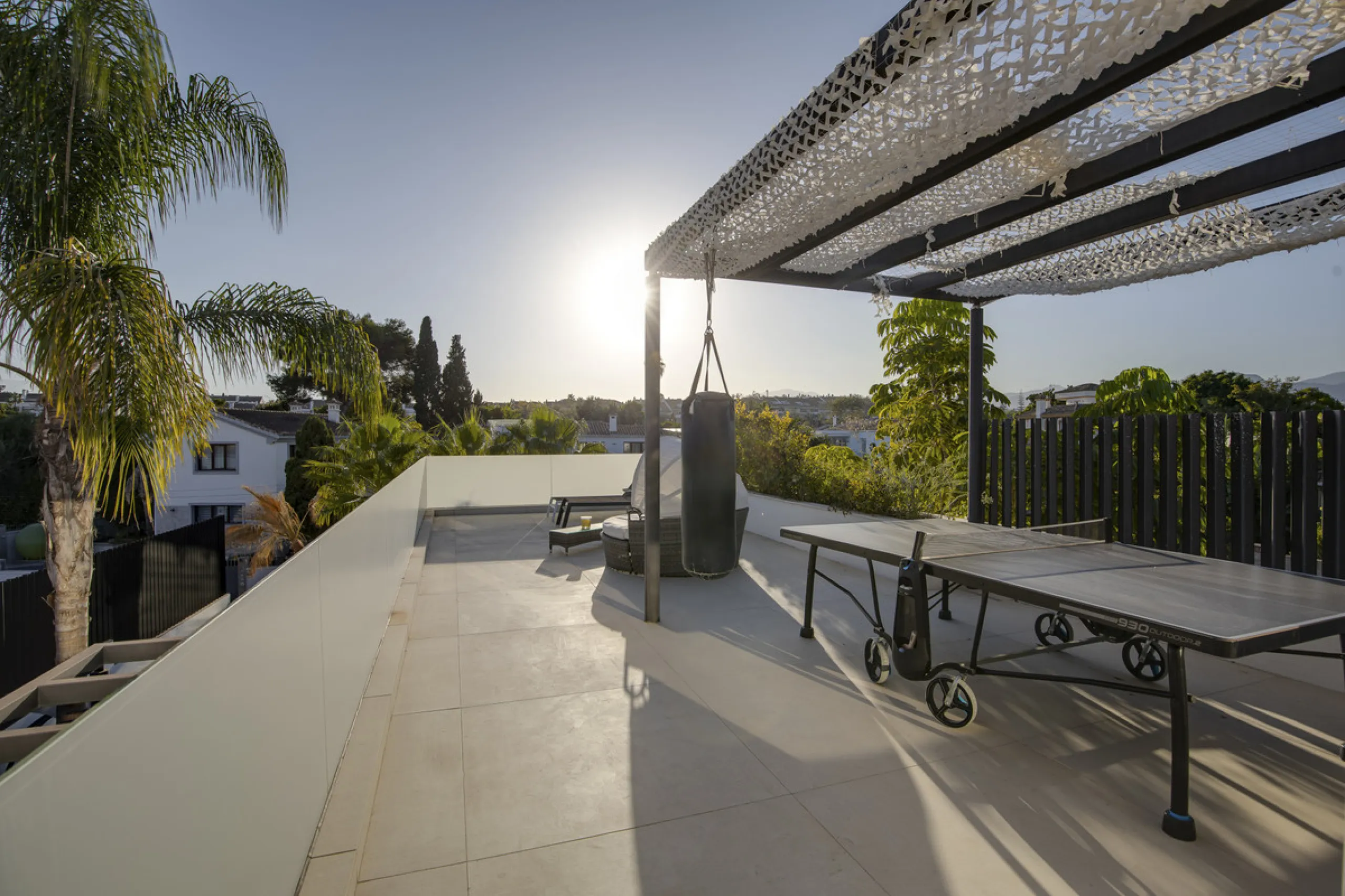Experience the perfect blend of contemporary design and beachside living in this stunning modern villa in San Pedro de Alcántara. Bathed in natural light, the home features sleek, open-plan living with a spacious kitchen and dining area, an office, and a 