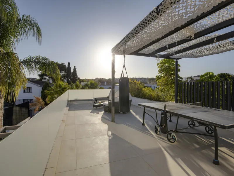 Experience the perfect blend of contemporary design and beachside living in this stunning modern villa in San Pedro de Alcántara. Bathed in natural light, the home features sleek, open-plan living with a spacious kitchen and dining area, an office, and a 