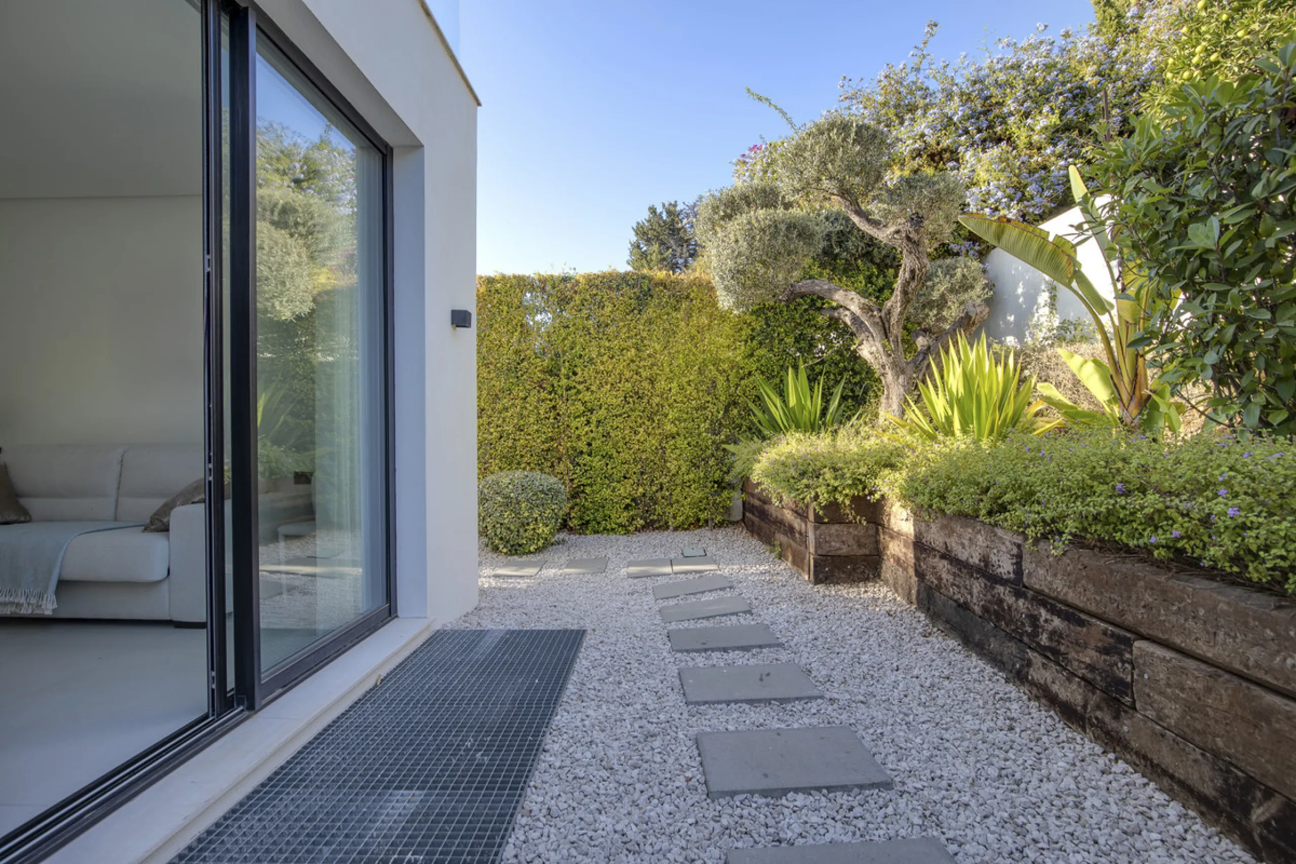 Experience the perfect blend of contemporary design and beachside living in this stunning modern villa in San Pedro de Alcántara. Bathed in natural light, the home features sleek, open-plan living with a spacious kitchen and dining area, an office, and a 