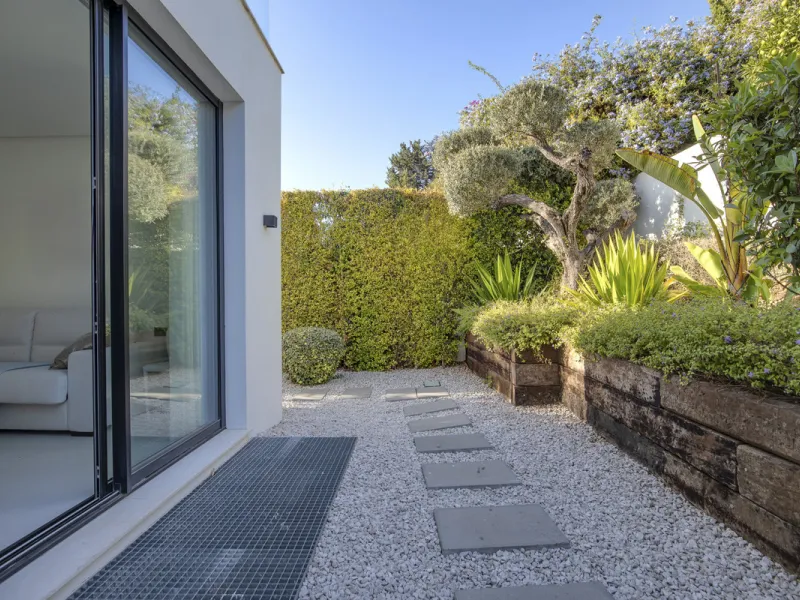 Experience the perfect blend of contemporary design and beachside living in this stunning modern villa in San Pedro de Alcántara. Bathed in natural light, the home features sleek, open-plan living with a spacious kitchen and dining area, an office, and a 