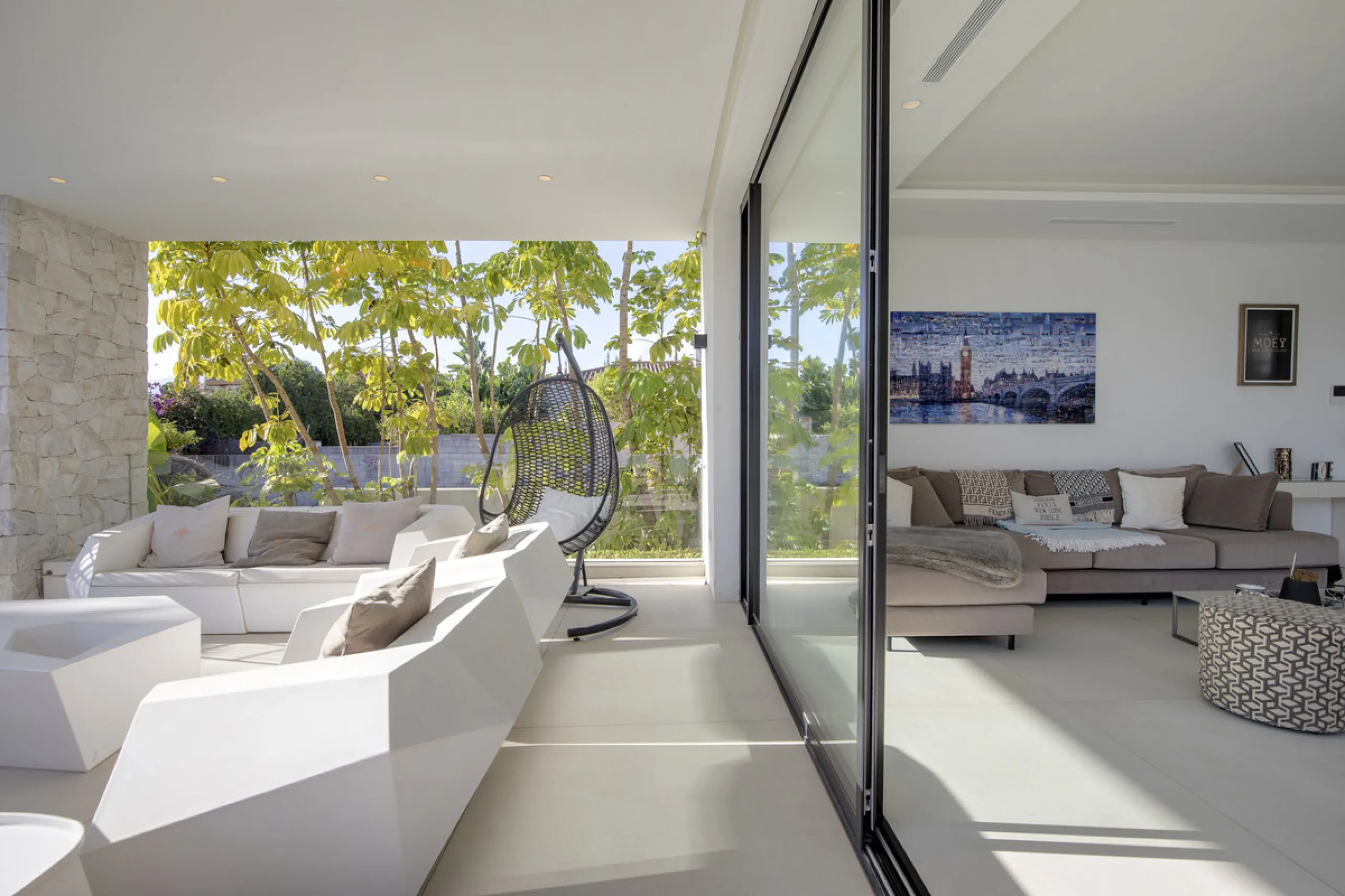 Experience the perfect blend of contemporary design and beachside living in this stunning modern villa in San Pedro de Alcántara. Bathed in natural light, the home features sleek, open-plan living with a spacious kitchen and dining area, an office, and a 