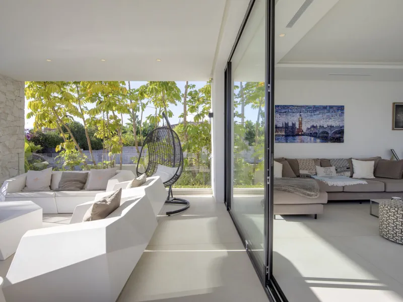Experience the perfect blend of contemporary design and beachside living in this stunning modern villa in San Pedro de Alcántara. Bathed in natural light, the home features sleek, open-plan living with a spacious kitchen and dining area, an office, and a 