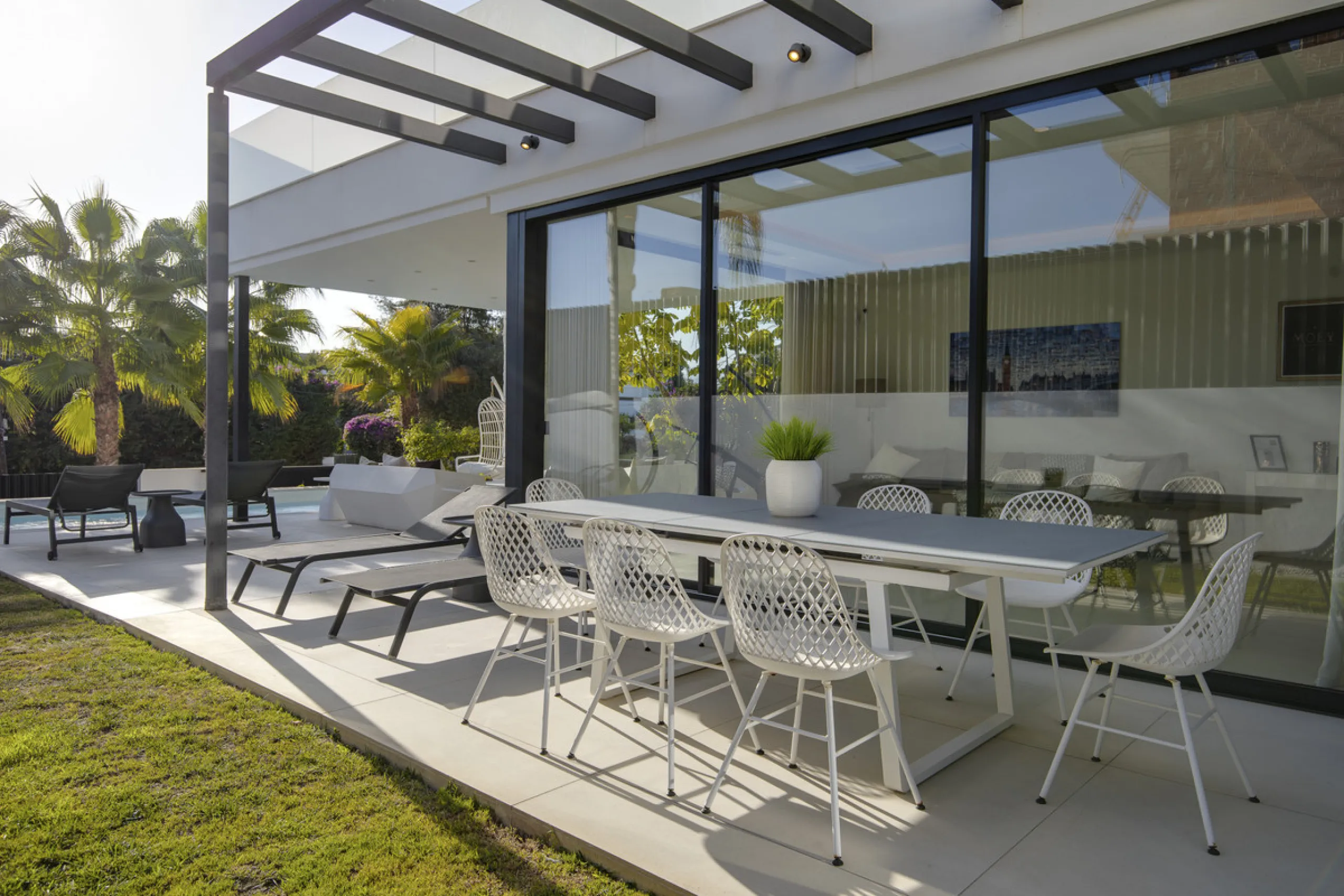 Experience the perfect blend of contemporary design and beachside living in this stunning modern villa in San Pedro de Alcántara. Bathed in natural light, the home features sleek, open-plan living with a spacious kitchen and dining area, an office, and a 