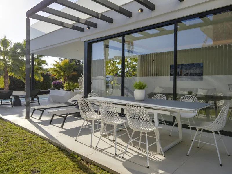 Experience the perfect blend of contemporary design and beachside living in this stunning modern villa in San Pedro de Alcántara. Bathed in natural light, the home features sleek, open-plan living with a spacious kitchen and dining area, an office, and a 