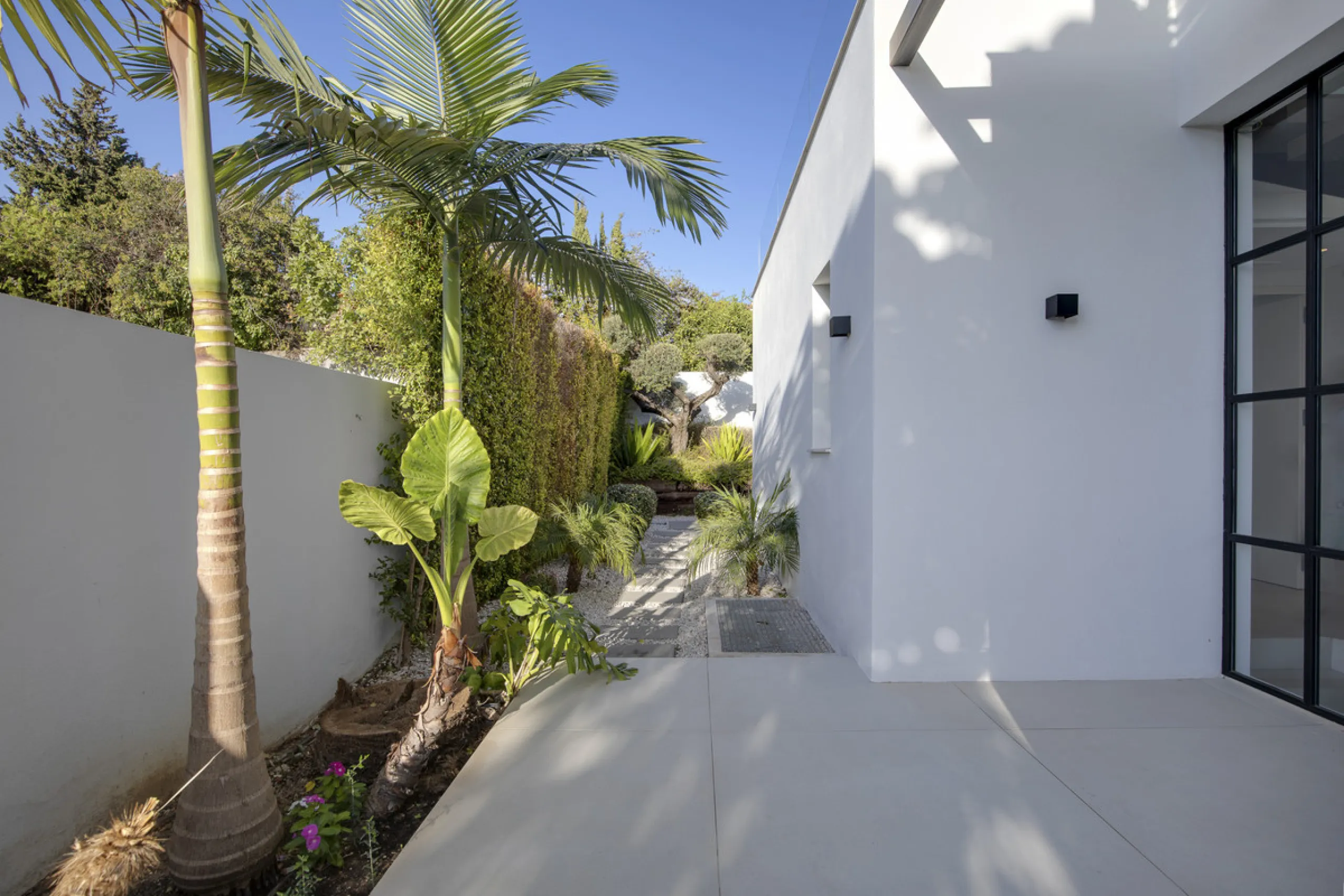 Experience the perfect blend of contemporary design and beachside living in this stunning modern villa in San Pedro de Alcántara. Bathed in natural light, the home features sleek, open-plan living with a spacious kitchen and dining area, an office, and a 