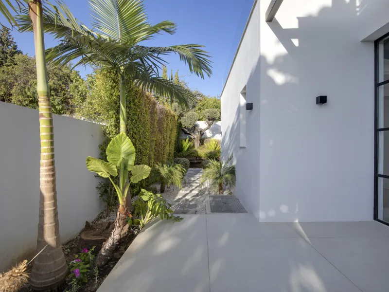Experience the perfect blend of contemporary design and beachside living in this stunning modern villa in San Pedro de Alcántara. Bathed in natural light, the home features sleek, open-plan living with a spacious kitchen and dining area, an office, and a 
