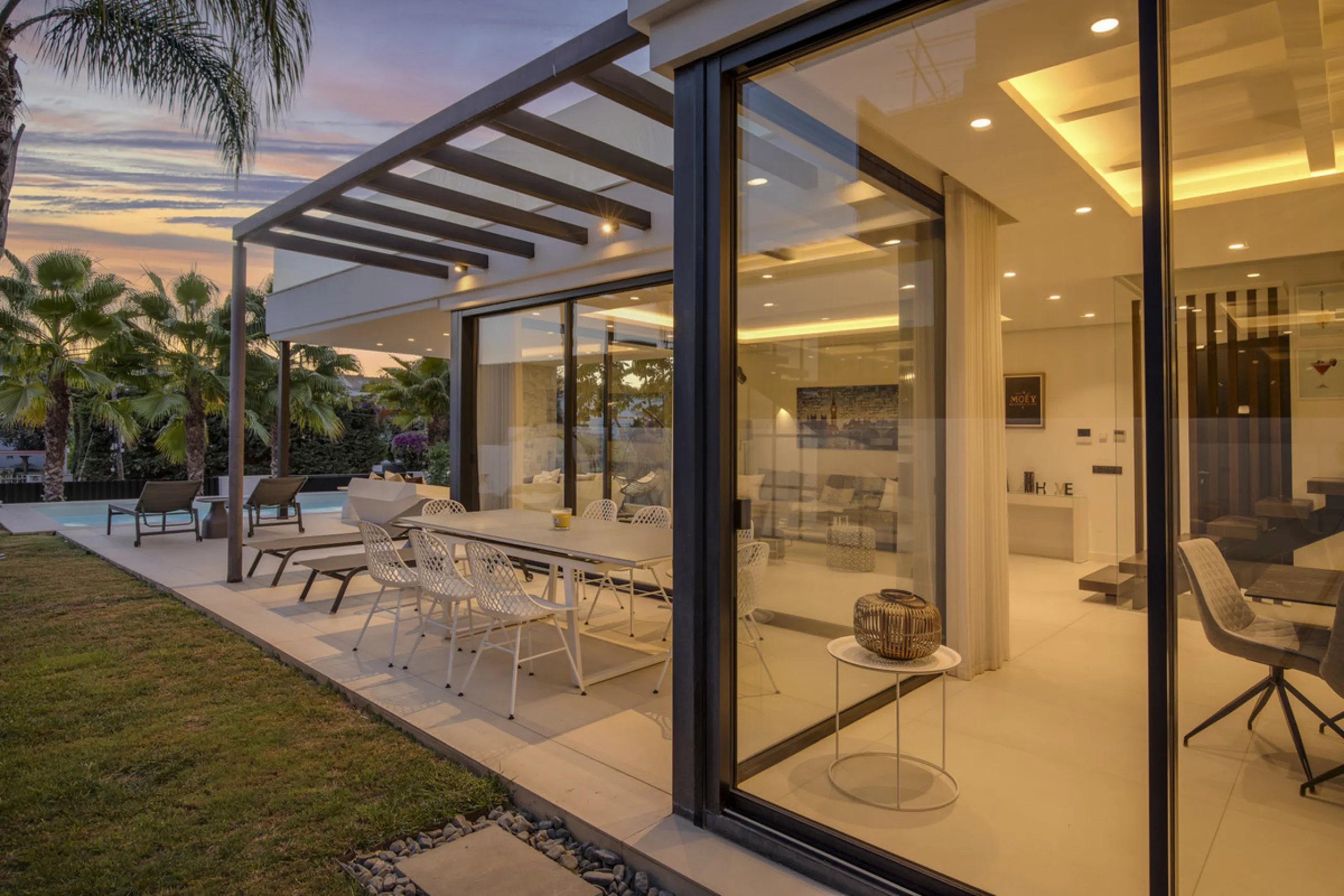 Experience the perfect blend of contemporary design and beachside living in this stunning modern villa in San Pedro de Alcántara. Bathed in natural light, the home features sleek, open-plan living with a spacious kitchen and dining area, an office, and a 