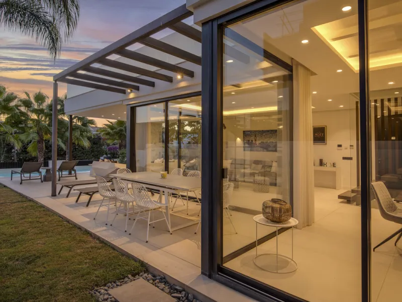 Experience the perfect blend of contemporary design and beachside living in this stunning modern villa in San Pedro de Alcántara. Bathed in natural light, the home features sleek, open-plan living with a spacious kitchen and dining area, an office, and a 