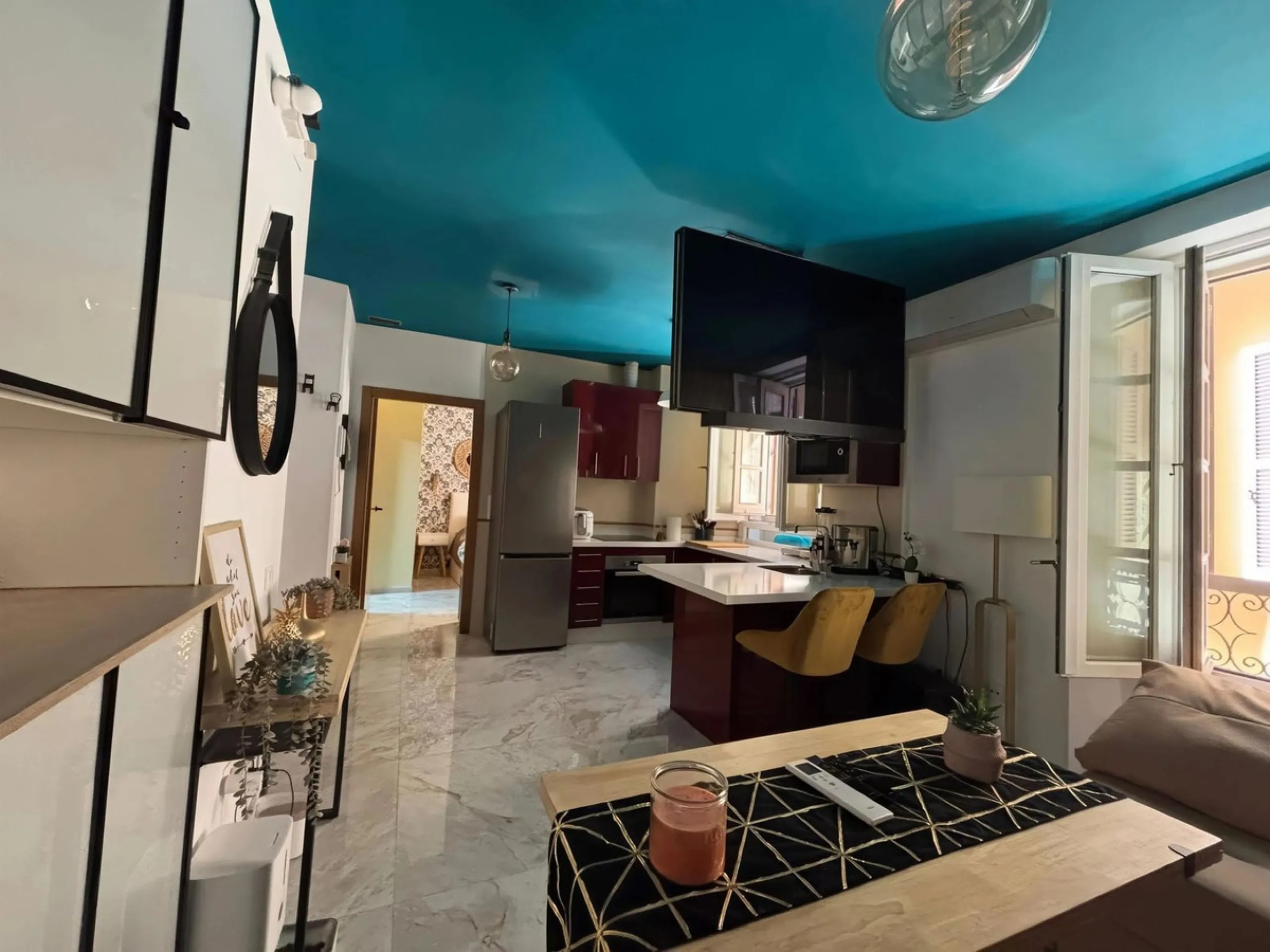 Imagine living on a street full of history — where every corner breathes art, and the sound of laughter and café terraces blends with the sea breeze. This apartment offers exactly that: a charming home right in the historic center of Málaga.