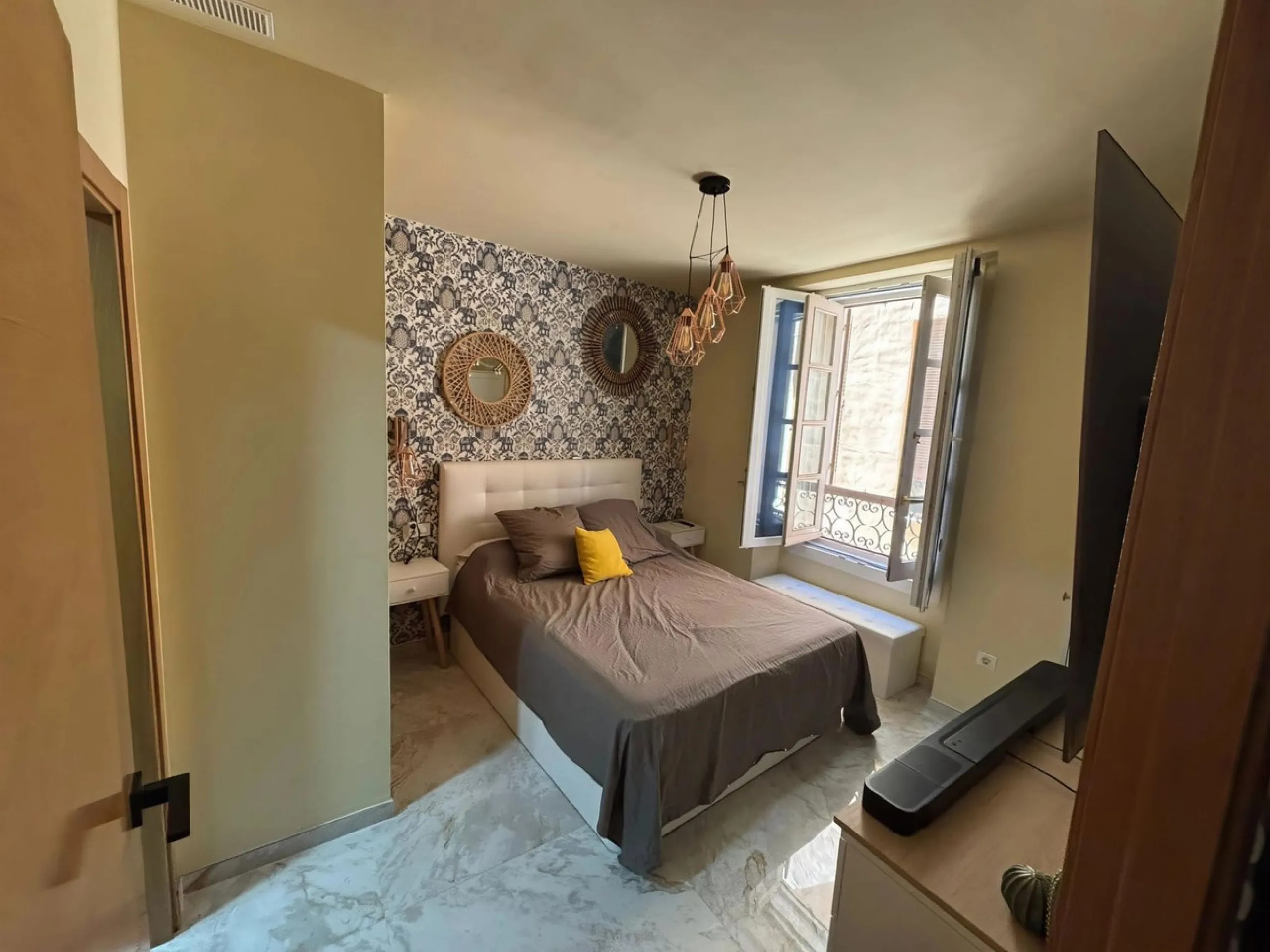 Imagine living on a street full of history — where every corner breathes art, and the sound of laughter and café terraces blends with the sea breeze. This apartment offers exactly that: a charming home right in the historic center of Málaga.