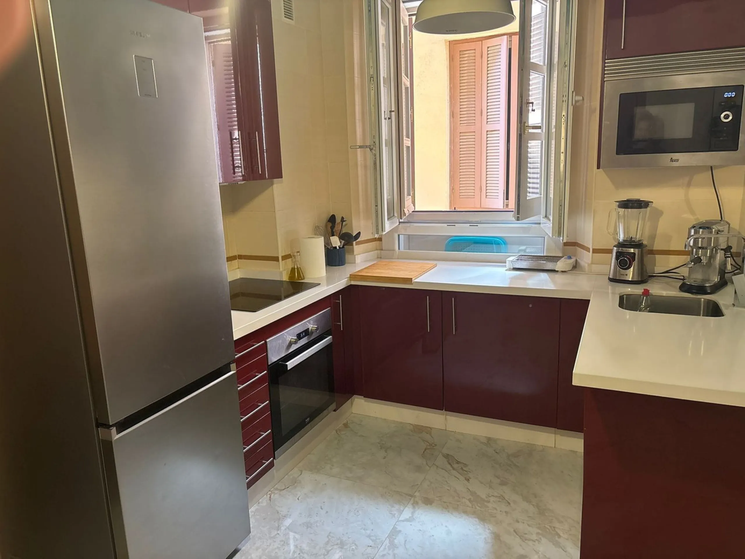 Imagine living on a street full of history — where every corner breathes art, and the sound of laughter and café terraces blends with the sea breeze. This apartment offers exactly that: a charming home right in the historic center of Málaga.