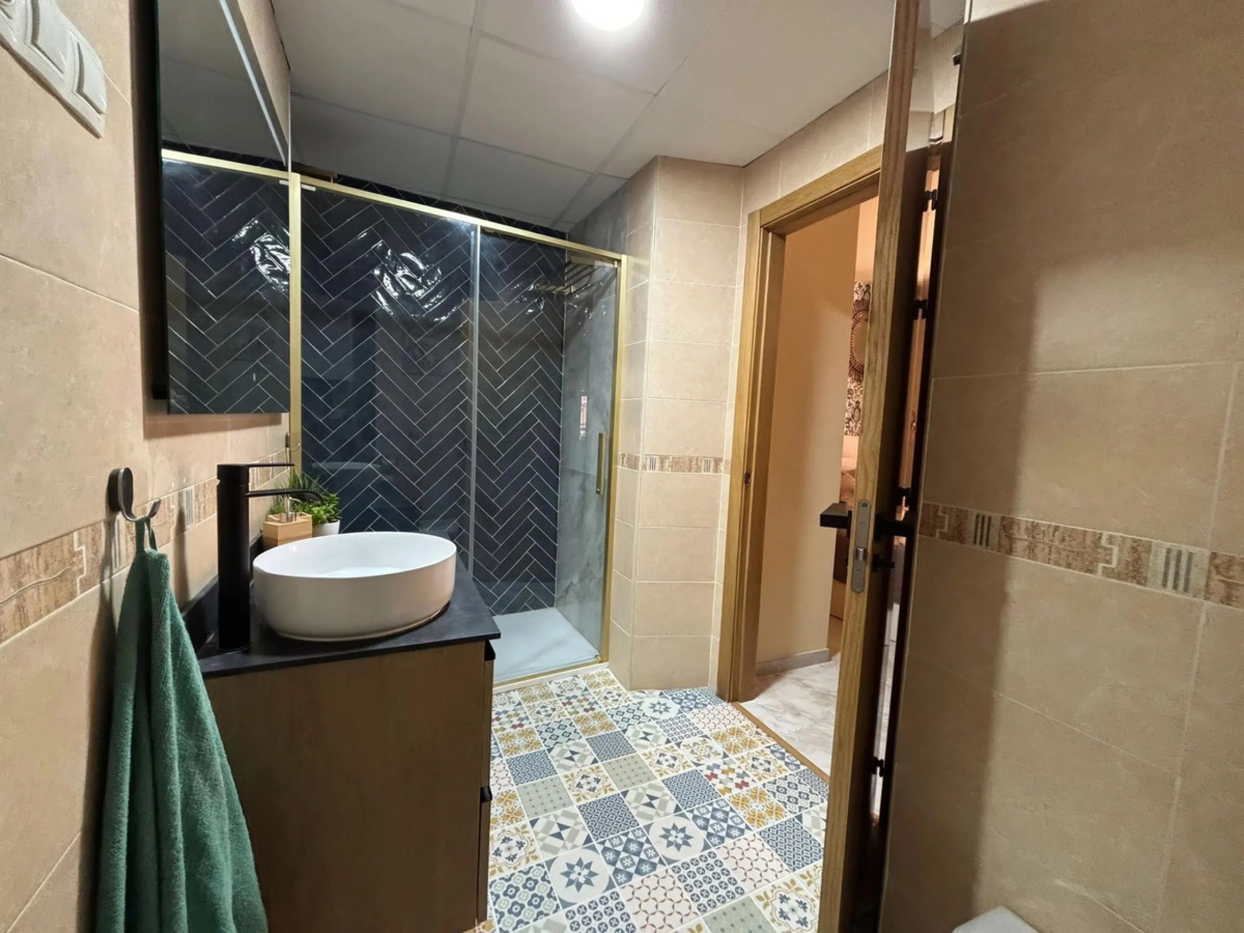 Imagine living on a street full of history — where every corner breathes art, and the sound of laughter and café terraces blends with the sea breeze. This apartment offers exactly that: a charming home right in the historic center of Málaga.