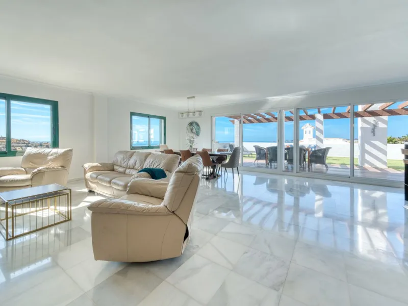 Welcome to this exceptional and truly unique "Villa in the Sky"