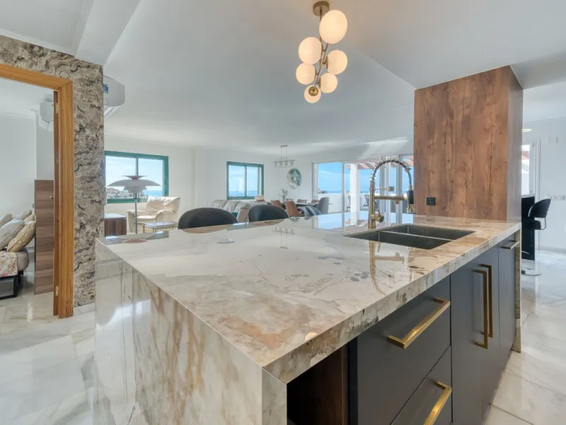 Welcome to this exceptional and truly unique "Villa in the Sky"