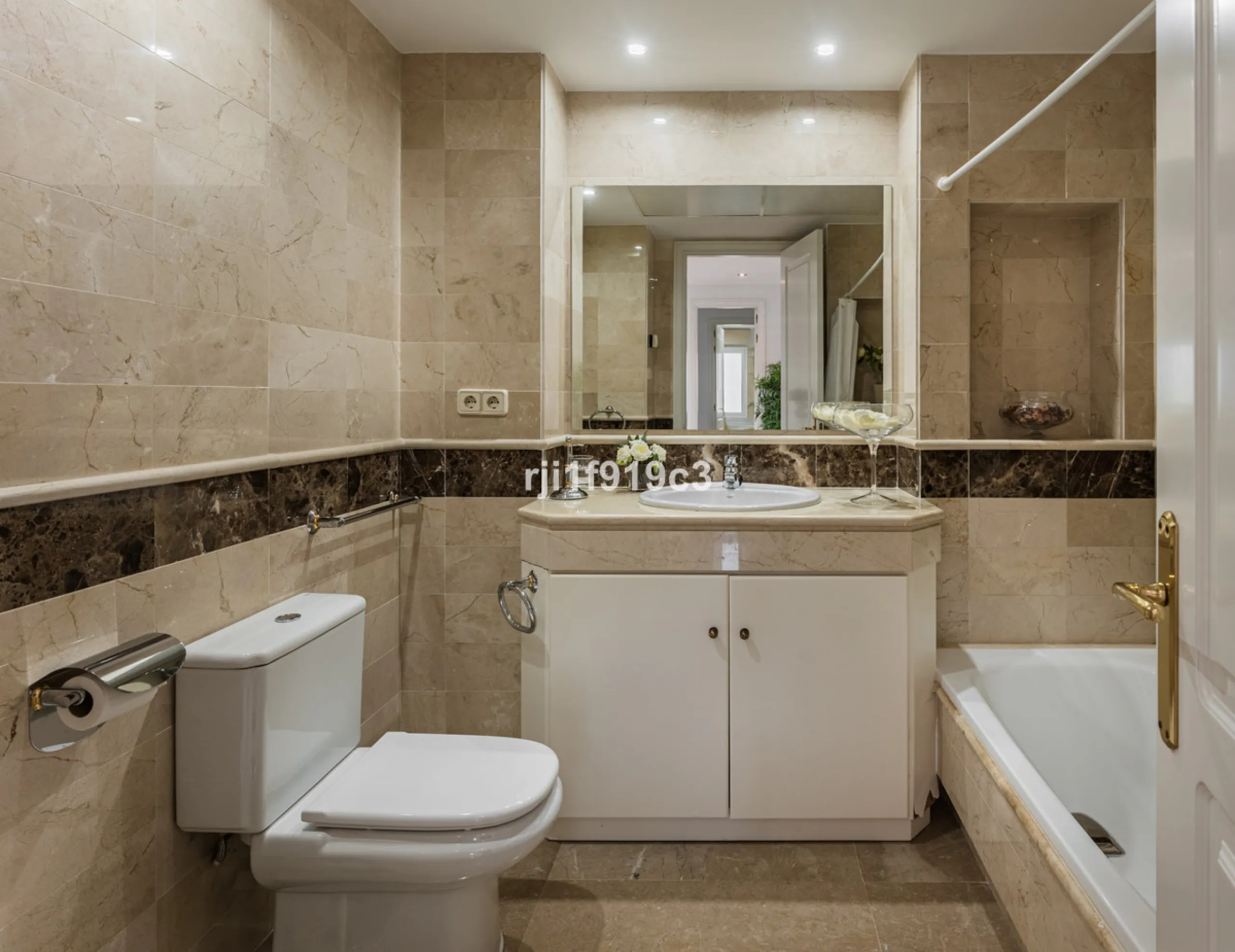 Wunderbares Apartment in der renommierten Wohnanlage Elviria Hills, einer der exklusivsten und begehrtesten Lagen im Osten von Marbella. Dieses elegante Apartment mit 103 m² zeichnet sich durch Großzügigkeit, Helligkeit und ein unvergleichliches Qualitätsniveau aus