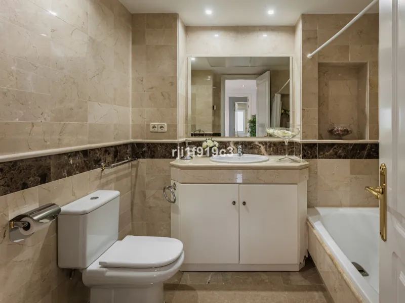 Wunderbares Apartment in der renommierten Wohnanlage Elviria Hills, einer der exklusivsten und begehrtesten Lagen im Osten von Marbella. Dieses elegante Apartment mit 103 m² zeichnet sich durch Großzügigkeit, Helligkeit und ein unvergleichliches Qualitätsniveau aus