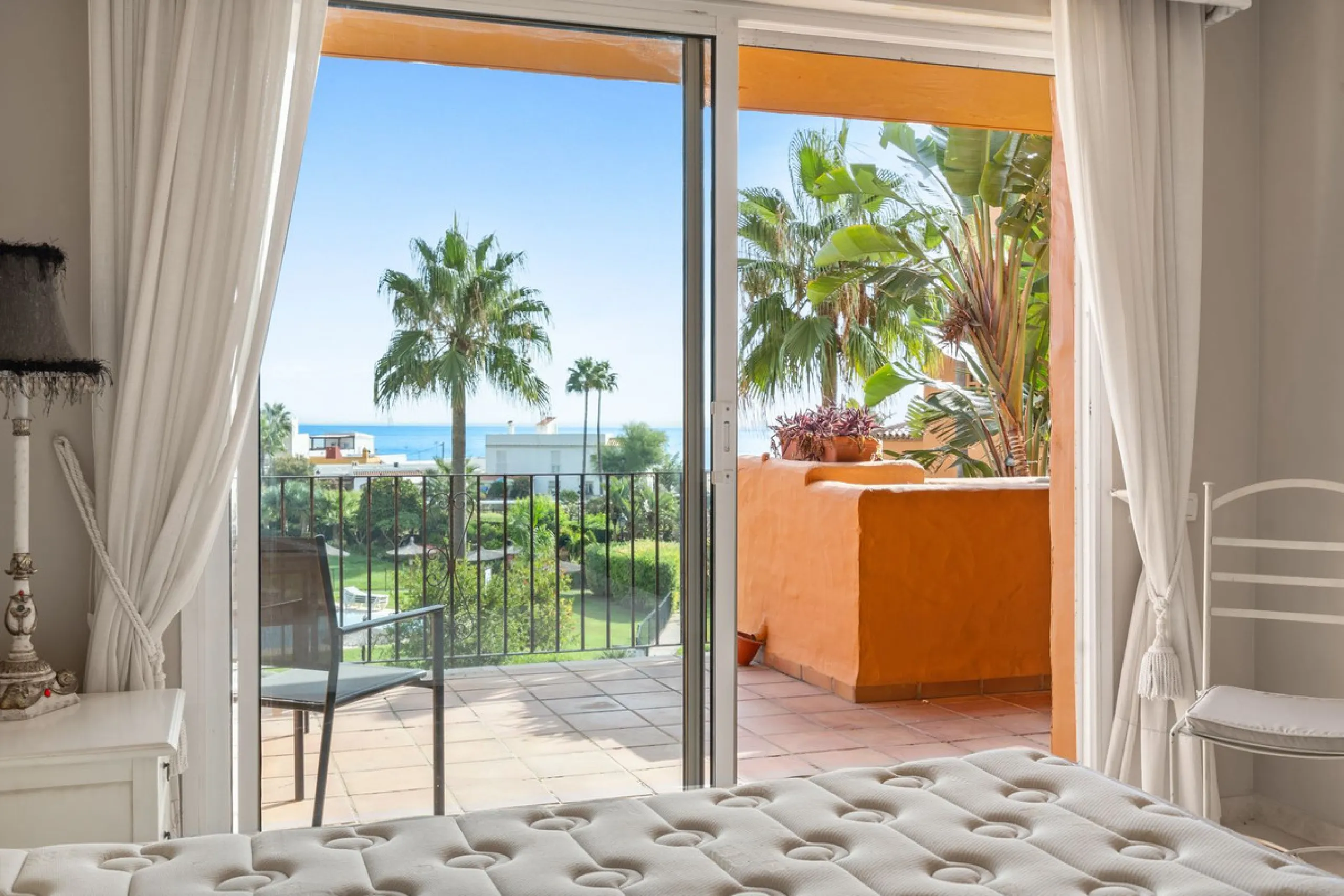 Apartment - Middle Floor Apartment в продаже в Manilva, Málaga. В доме 3 спален и 2 ванных комнат. Площадь дома 110 м²