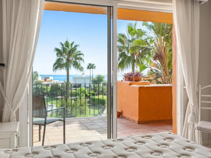Fantastic first-floor apartment in one of Manilva's most exclusive beachfront complexes, Los Granados de Duquesa. It offers three spacious bedrooms and two bathrooms. The master bedroom has an en-suite bathroom and direct access to a terrace with sea view