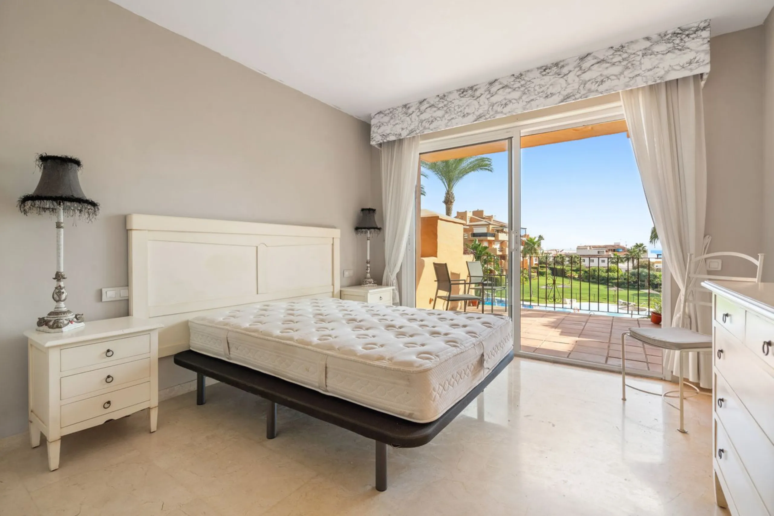 Apartment - Middle Floor Apartment в продаже в Manilva, Málaga. В доме 3 спален и 2 ванных комнат. Площадь дома 110 м²