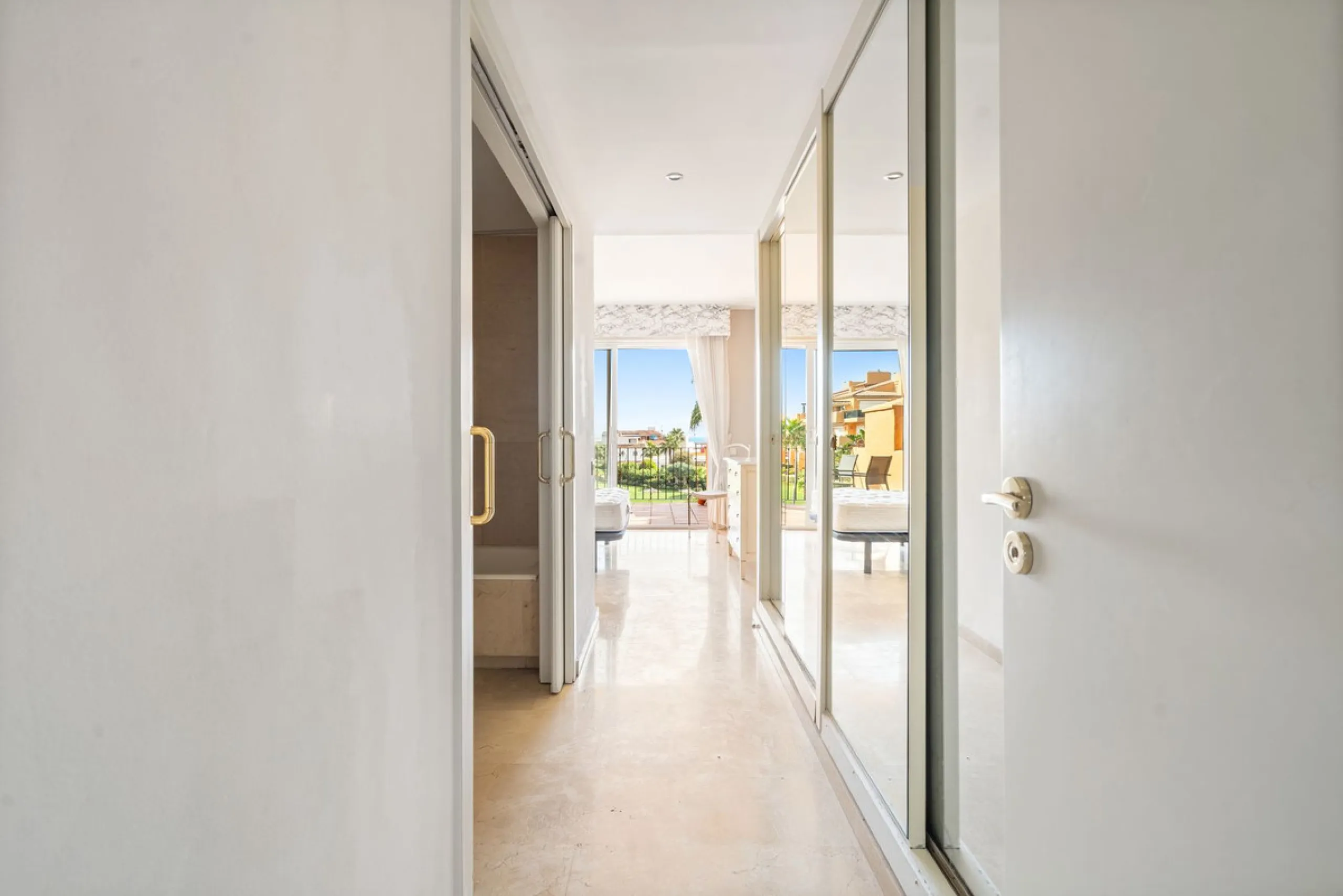 Apartment - Middle Floor Apartment в продаже в Manilva, Málaga. В доме 3 спален и 2 ванных комнат. Площадь дома 110 м²