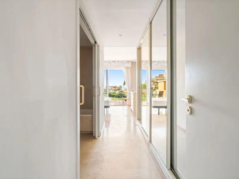 Apartment - Middle Floor Apartment в продаже в Manilva, Málaga. В доме 3 спален и 2 ванных комнат. Площадь дома 110 м²