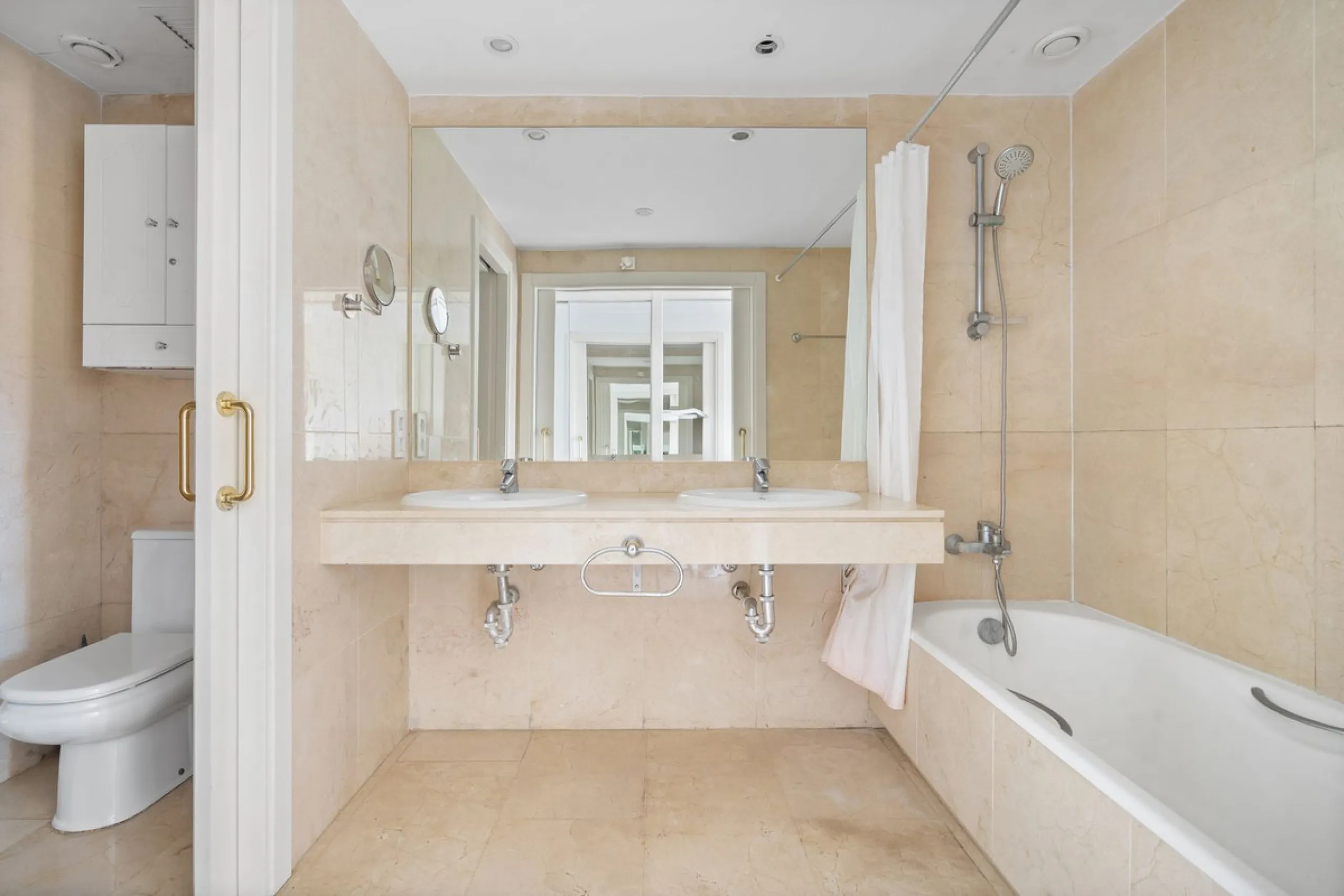 Apartment - Middle Floor Apartment в продаже в Manilva, Málaga. В доме 3 спален и 2 ванных комнат. Площадь дома 110 м²