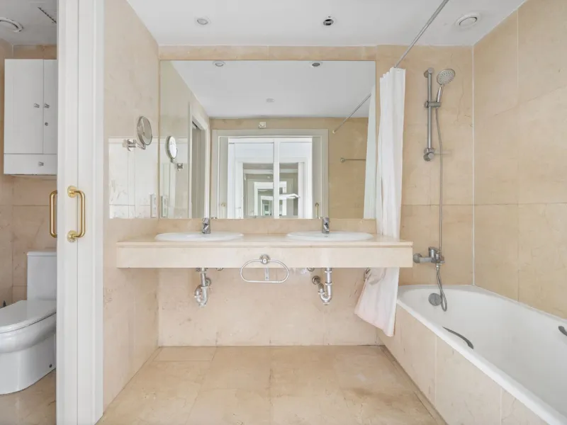 Apartment - Middle Floor Apartment в продаже в Manilva, Málaga. В доме 3 спален и 2 ванных комнат. Площадь дома 110 м²