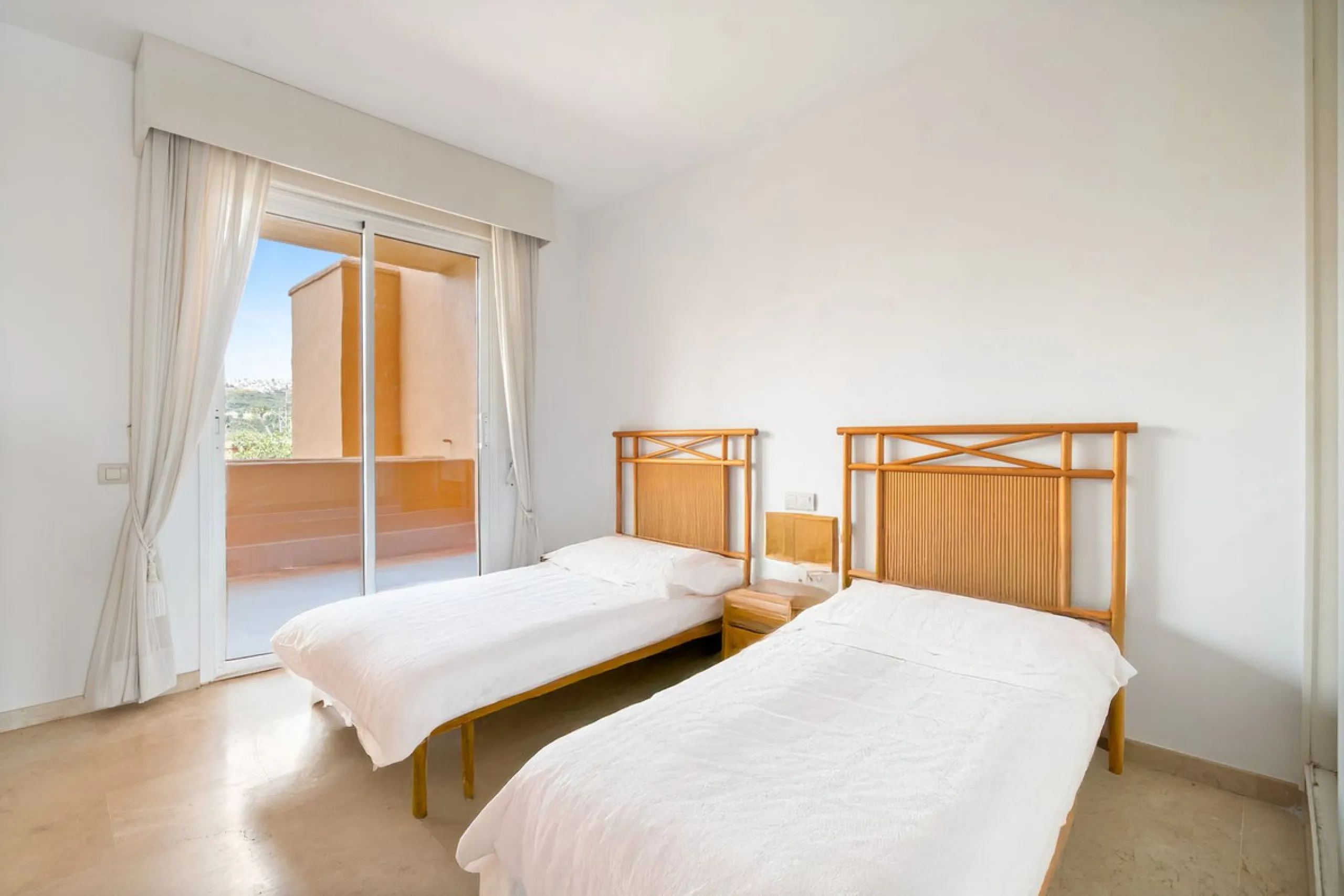Apartment - Middle Floor Apartment в продаже в Manilva, Málaga. В доме 3 спален и 2 ванных комнат. Площадь дома 110 м²