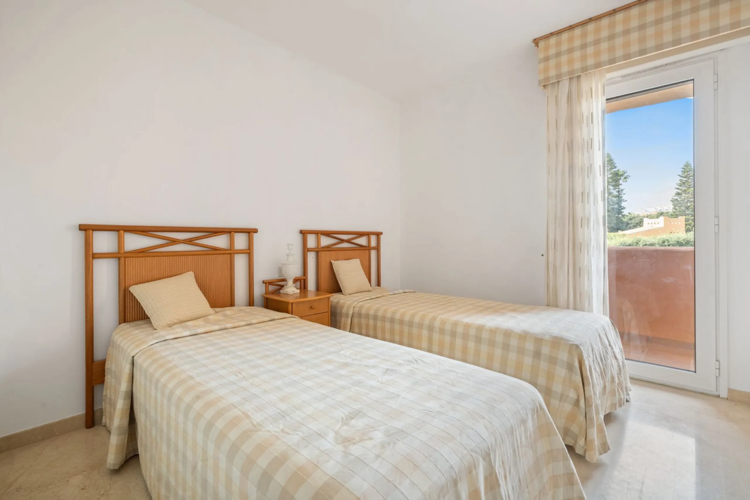 Apartment - Middle Floor Apartment в продаже в Manilva, Málaga. В доме 3 спален и 2 ванных комнат. Площадь дома 110 м²