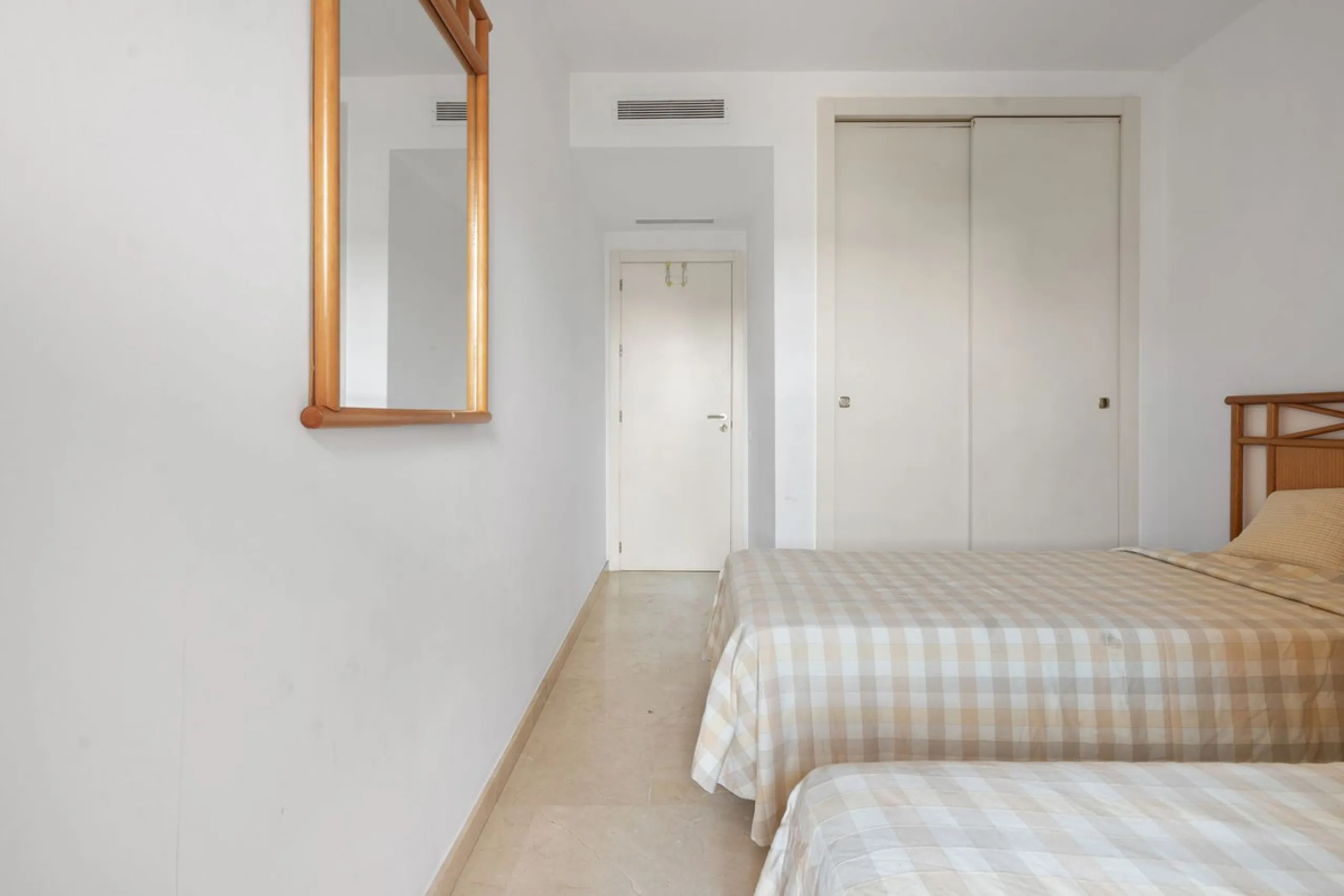 Apartment - Middle Floor Apartment в продаже в Manilva, Málaga. В доме 3 спален и 2 ванных комнат. Площадь дома 110 м²