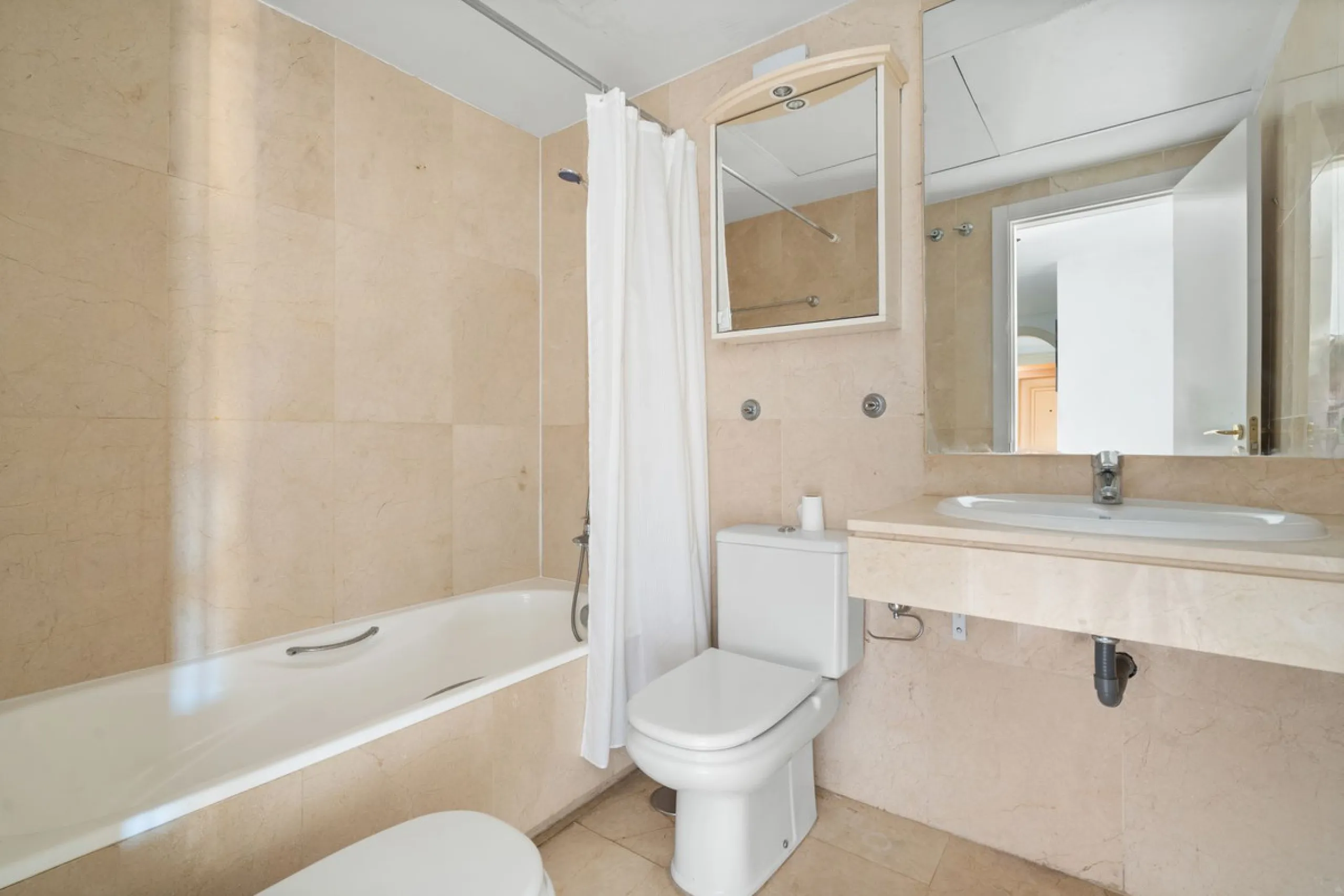 Apartment - Middle Floor Apartment в продаже в Manilva, Málaga. В доме 3 спален и 2 ванных комнат. Площадь дома 110 м²