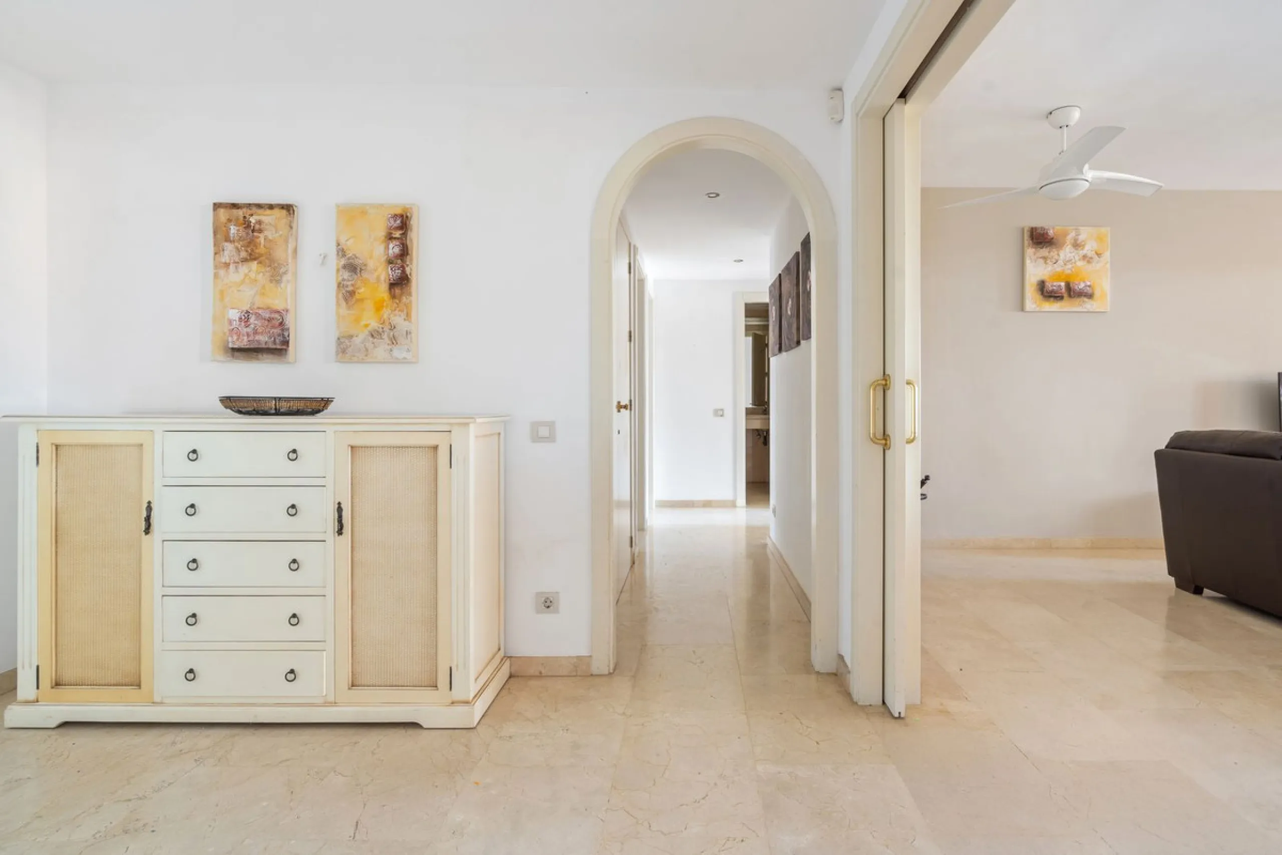 Apartment - Middle Floor Apartment в продаже в Manilva, Málaga. В доме 3 спален и 2 ванных комнат. Площадь дома 110 м²