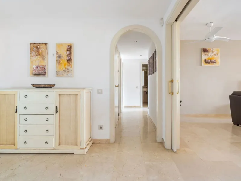 Apartment - Middle Floor Apartment в продаже в Manilva, Málaga. В доме 3 спален и 2 ванных комнат. Площадь дома 110 м²