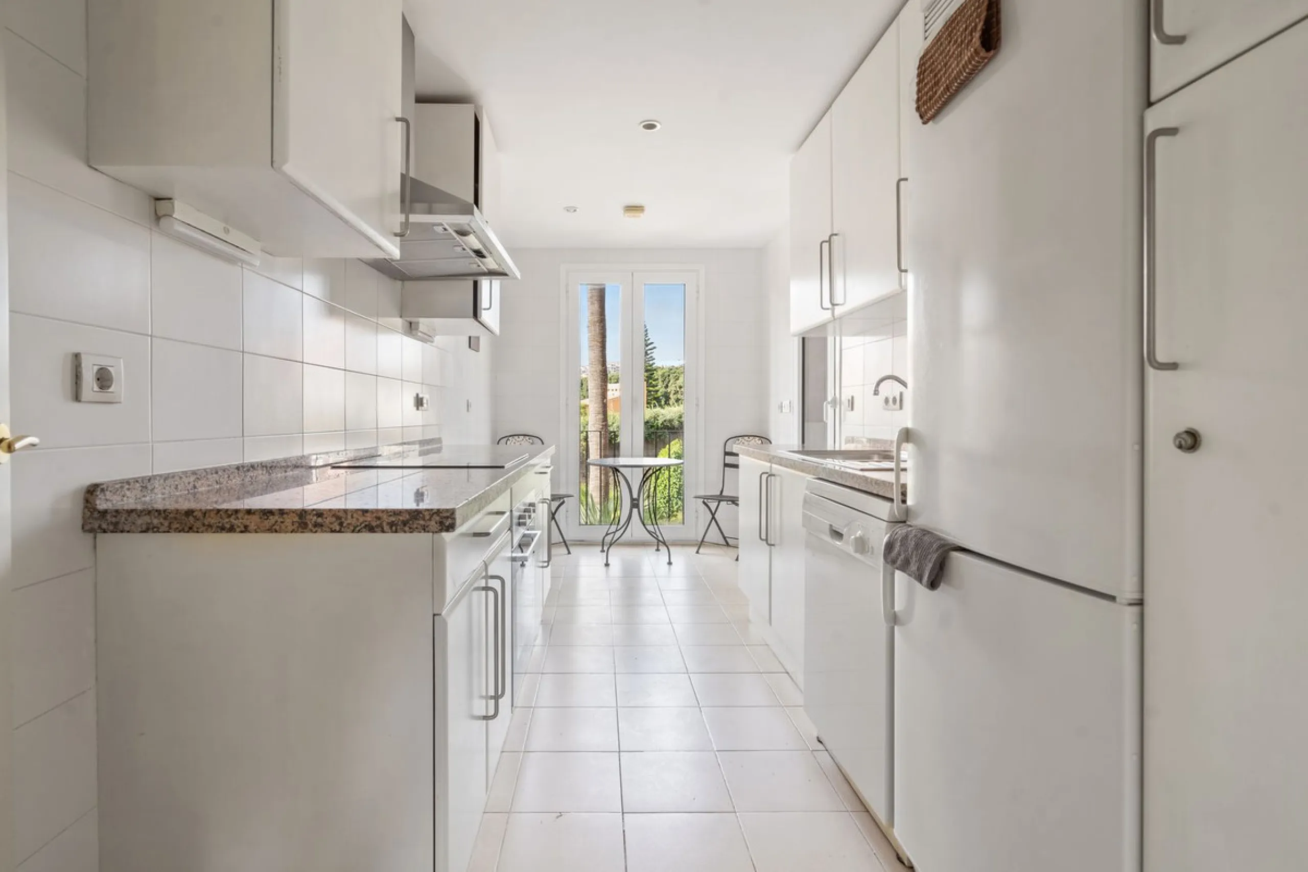 Apartment - Middle Floor Apartment в продаже в Manilva, Málaga. В доме 3 спален и 2 ванных комнат. Площадь дома 110 м²