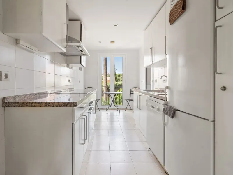 Apartment - Middle Floor Apartment в продаже в Manilva, Málaga. В доме 3 спален и 2 ванных комнат. Площадь дома 110 м²
